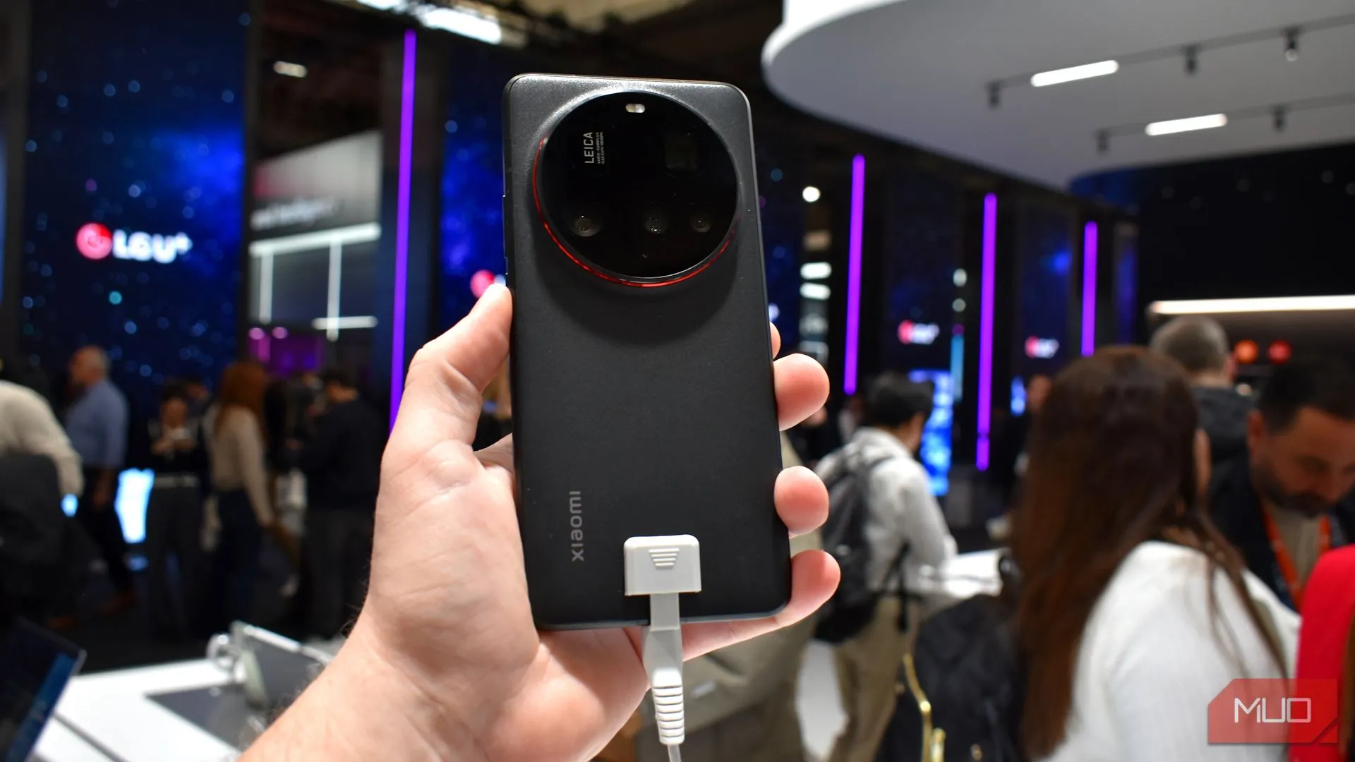 Mặt lưng của Xiaomi 15 Ultra tại MWC 2025, nổi bật cụm camera Leica