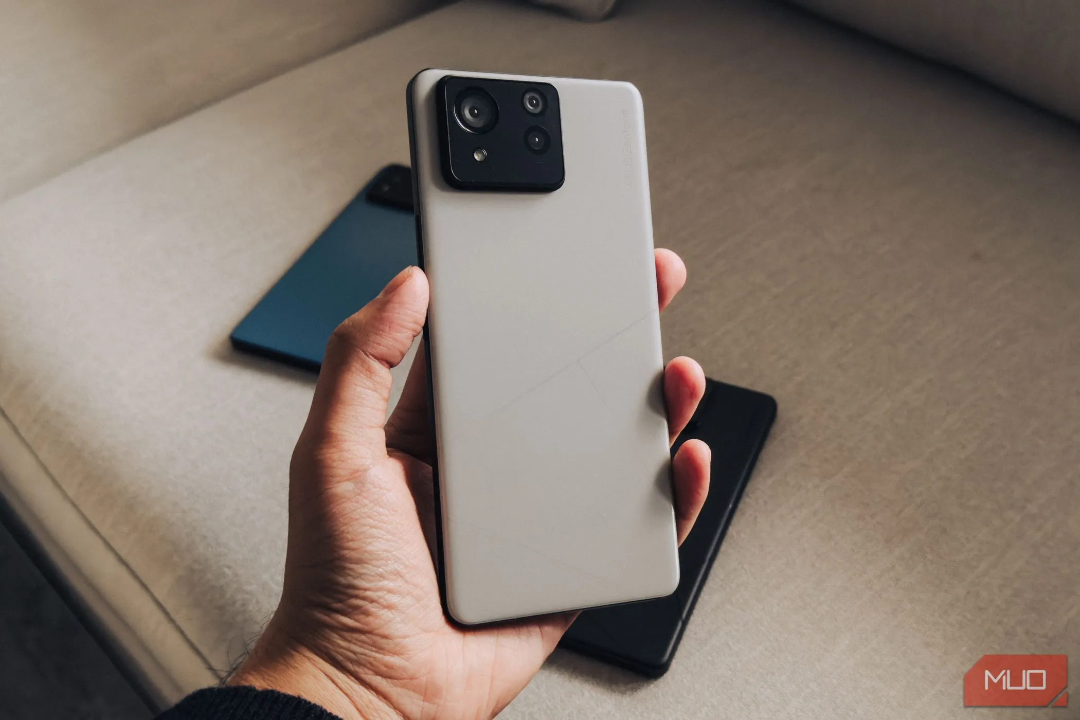 Mặt lưng kính của ASUS Zenfone 11 Ultra, minh họa kích thước màn hình lớn