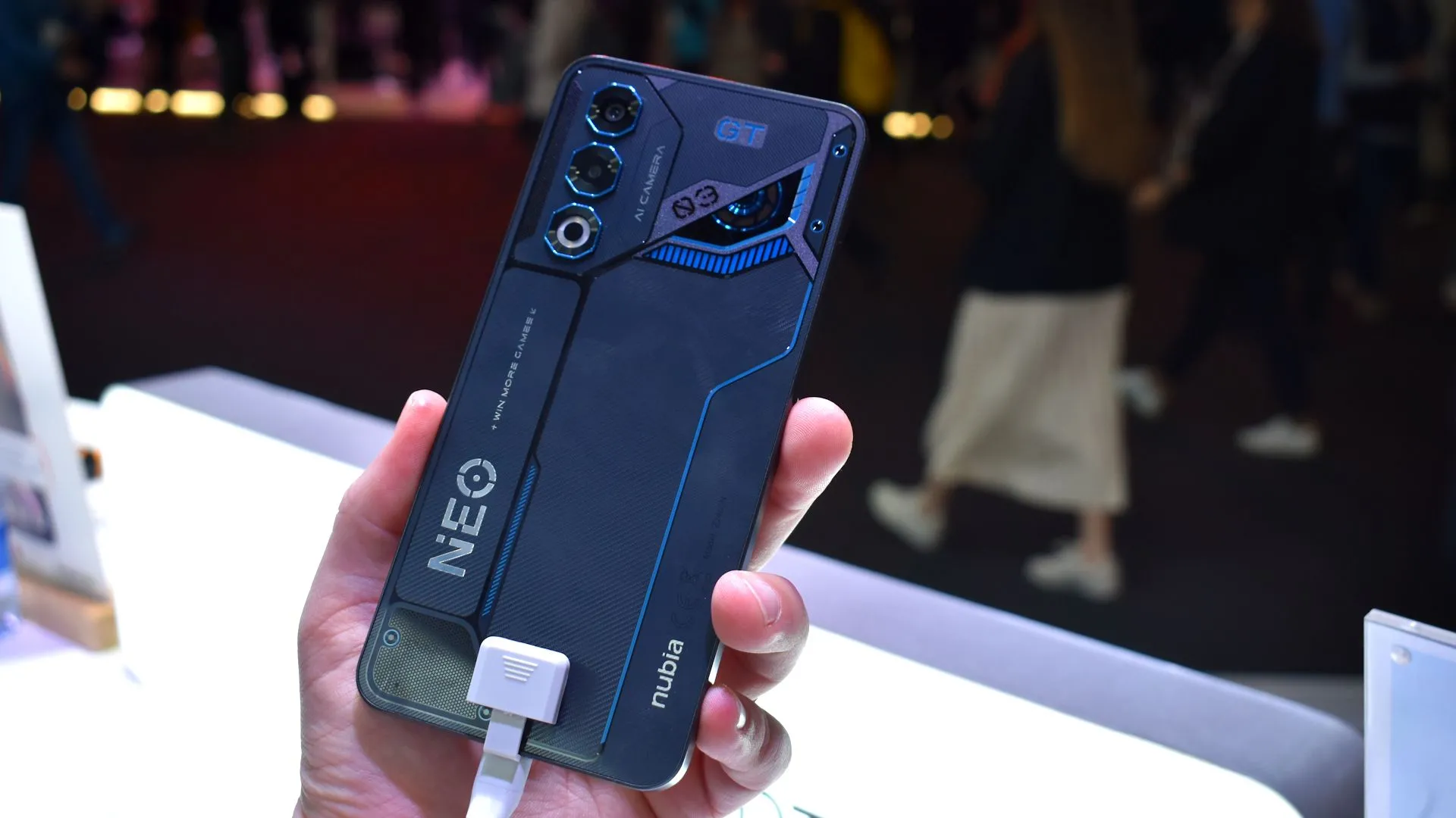 Mặt lưng màu đen và xanh của Nubia Neo 3 GT 5G tại MWC 2025