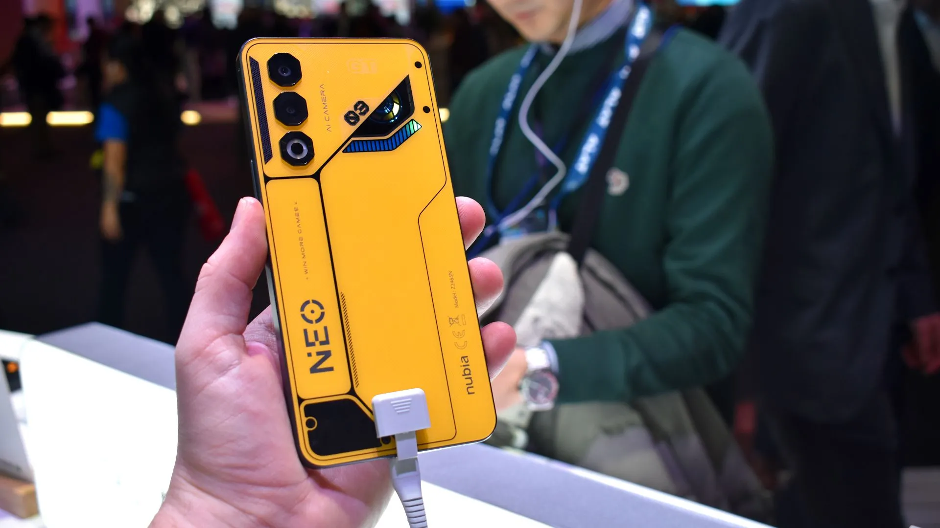 Mặt lưng màu vàng của Nubia Neo 3 GT 5G tại MWC 2025