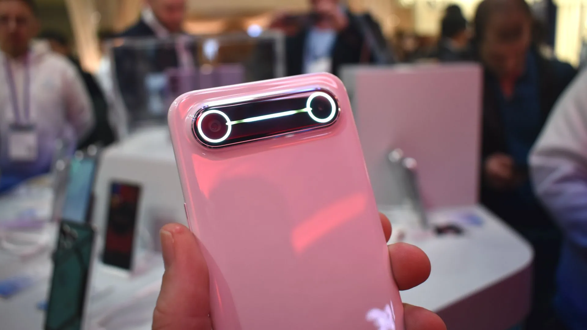 Mặt lưng và cụm camera của điện thoại Tecno Spark Slim siêu mỏng tại MWC 2025