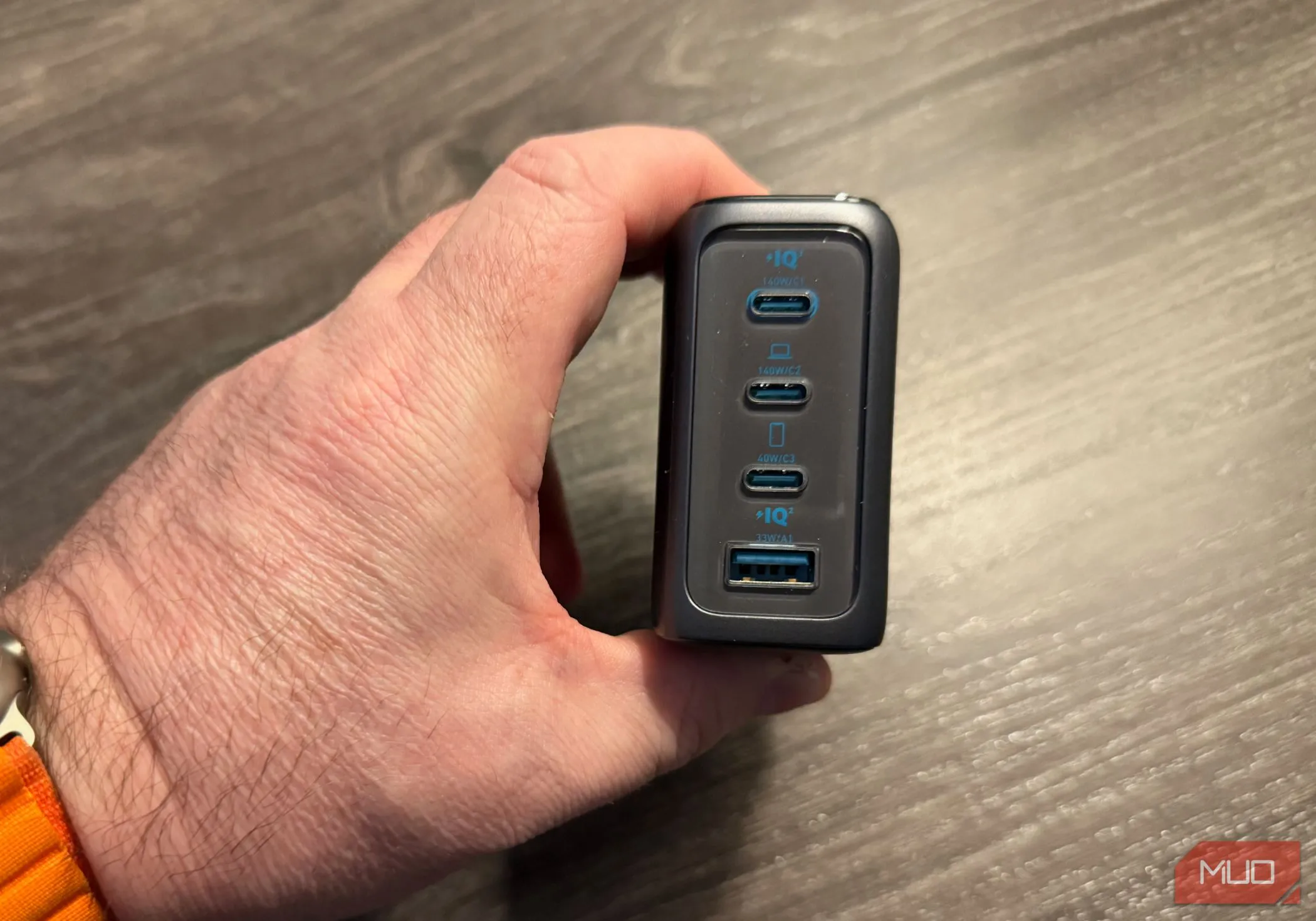 Mặt sau của củ sạc Anker 140W cho thấy bố trí 4 cổng sạc (3 USB-C, 1 USB-A) ở phía đáy