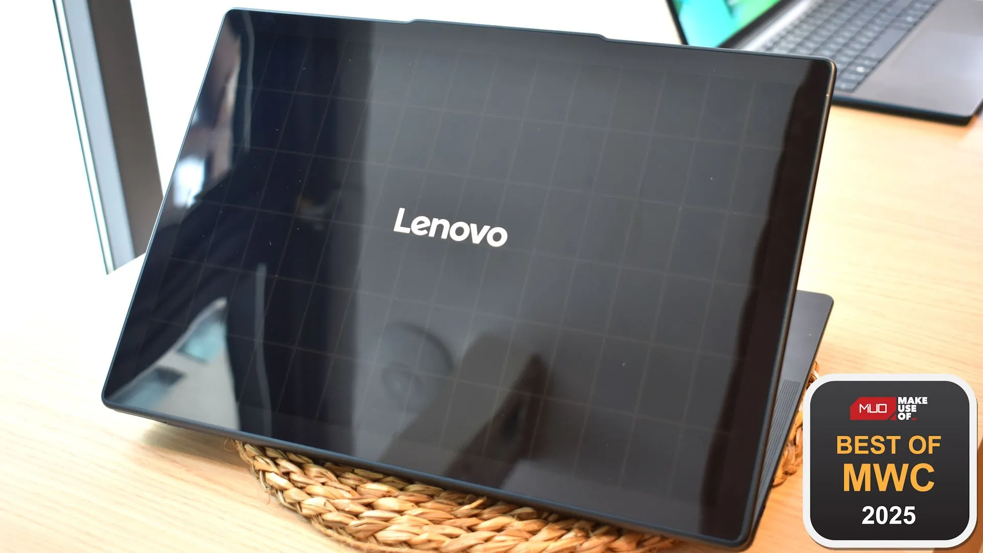 mặt sau của laptop Lenovo Yoga Solar PC với tấm sạc năng lượng mặt trời tại MWC 2025