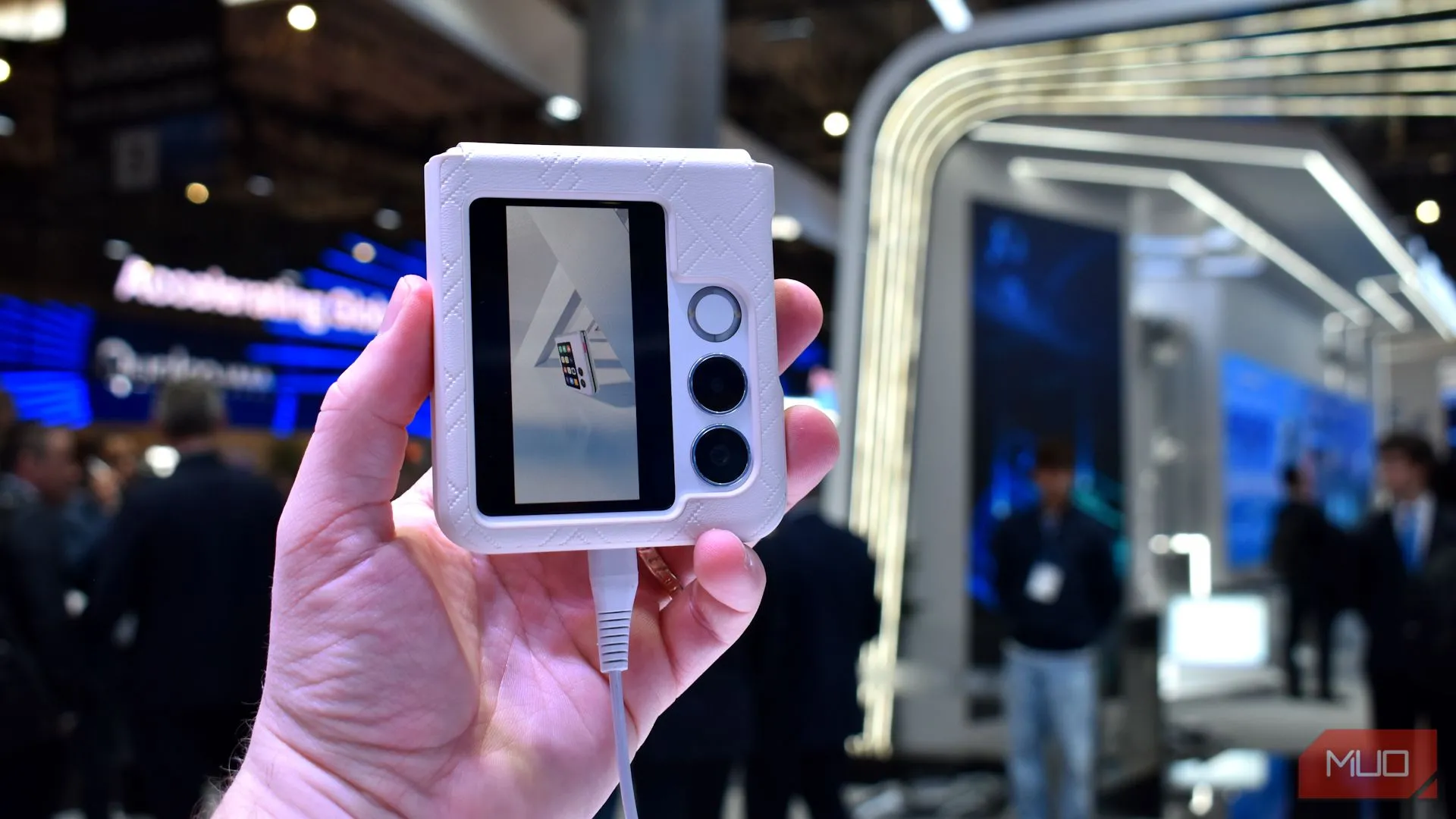 Mặt trước của Nubia Flip 2 khi gập tại MWC 2025
