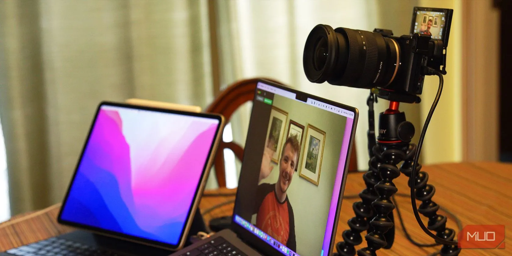 Máy ảnh DSLR kết nối với MacBook Pro, cho phép người dùng kiểm soát hình ảnh chuyên nghiệp khi làm webcam