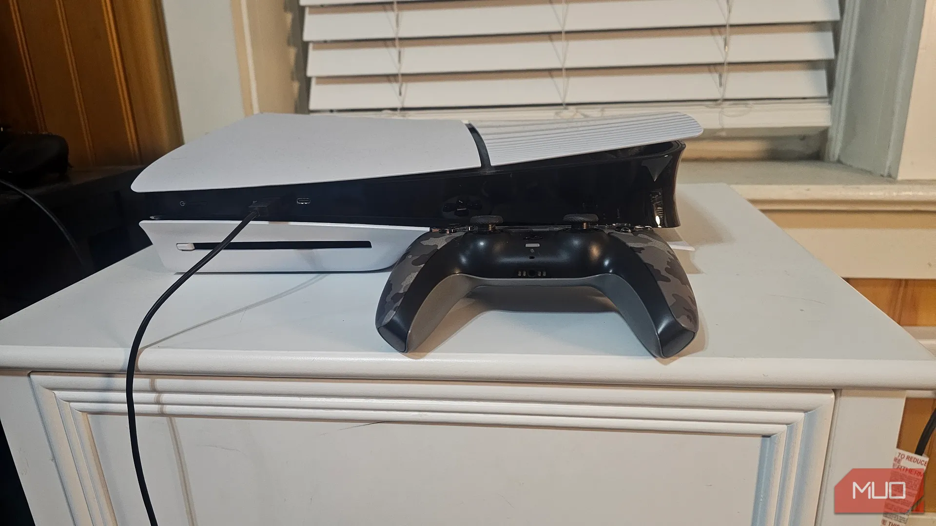 Máy chơi game PlayStation 5 và tay cầm DualSense, cho thấy khả năng biến console thành thiết bị giải trí trên TV thường.
