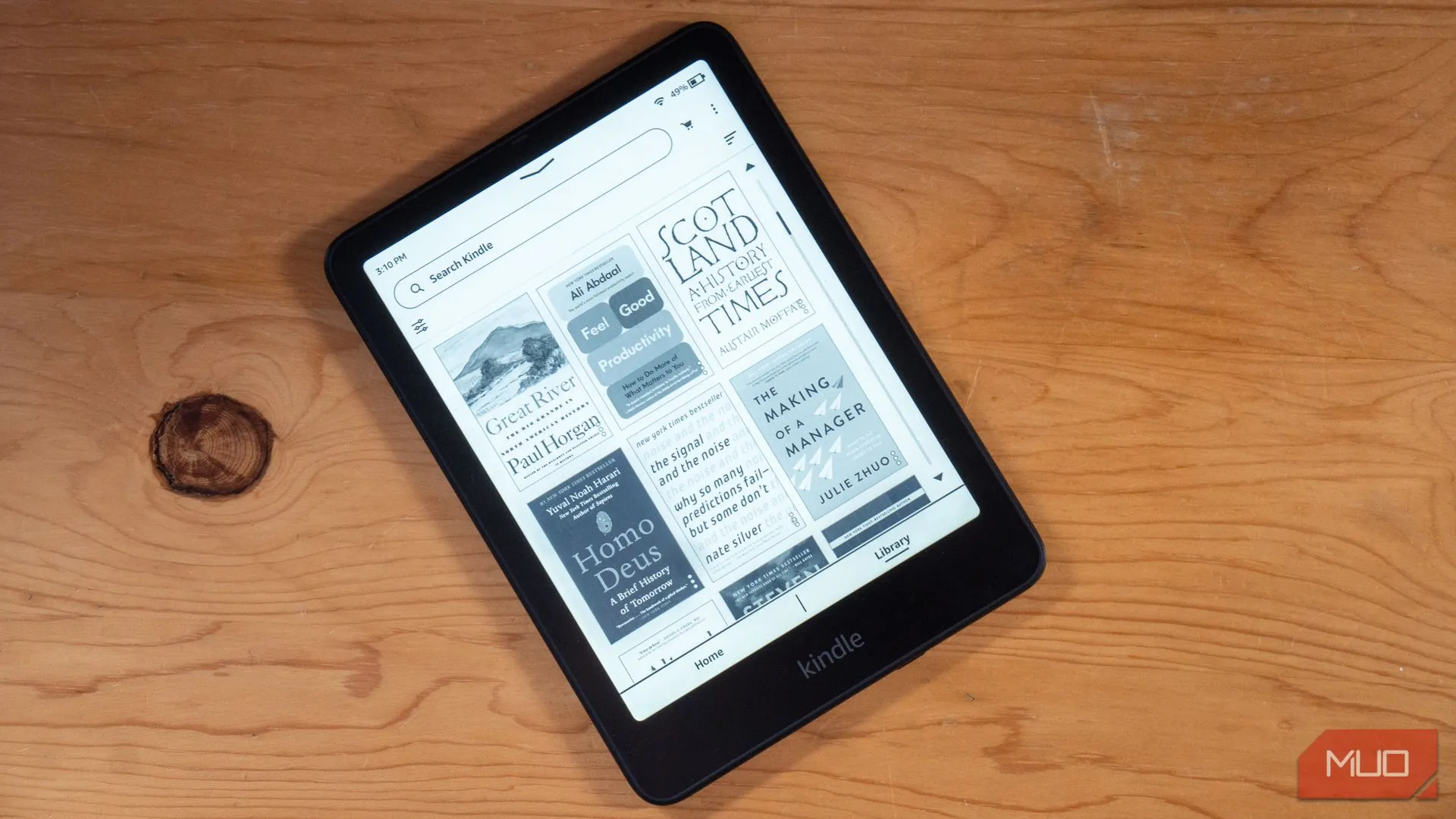 Máy đọc sách Amazon Kindle Paperwhite Signature Edition trên bàn, minh họa màn hình E-ink thân thiện với mắt.