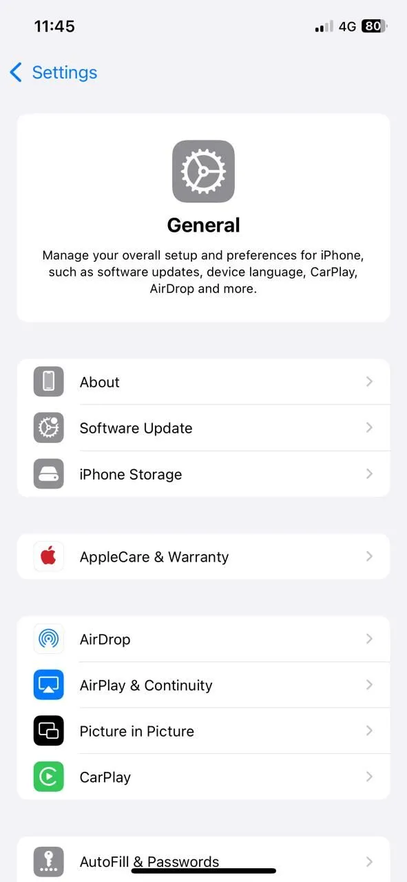 Menu cài đặt Chung trên iPhone, hiển thị tùy chọn Cập nhật phần mềm và Cập nhật ứng dụng tự động