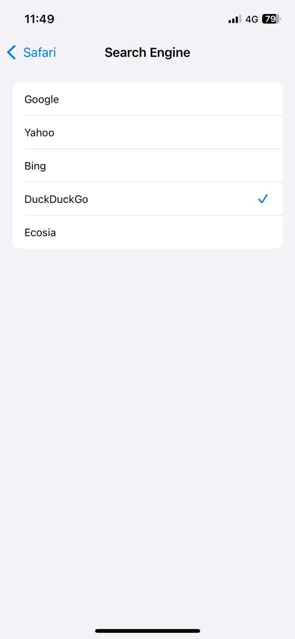 Menu công cụ tìm kiếm mặc định trong cài đặt Safari trên iPhone, cho phép chọn DuckDuckGo