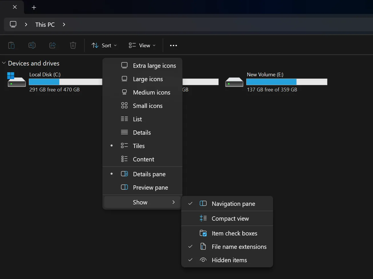 Menu View trong File Explorer hiển thị tùy chọn hiển thị đuôi tệp (file name extensions) đã được bật