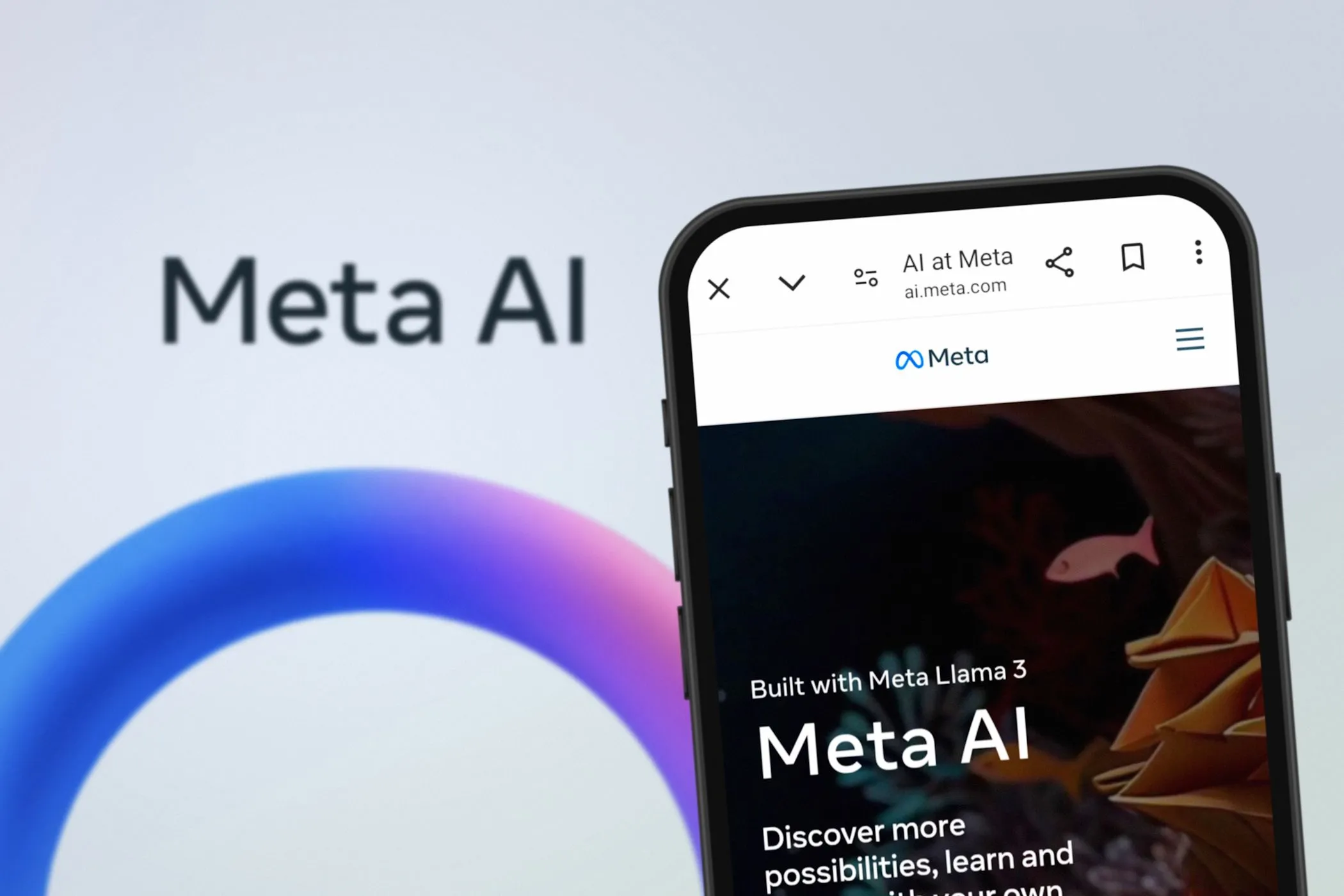 Meta AI hiển thị trên màn hình điện thoại thông minh và máy tính đại diện cho việc thu thập dữ liệu