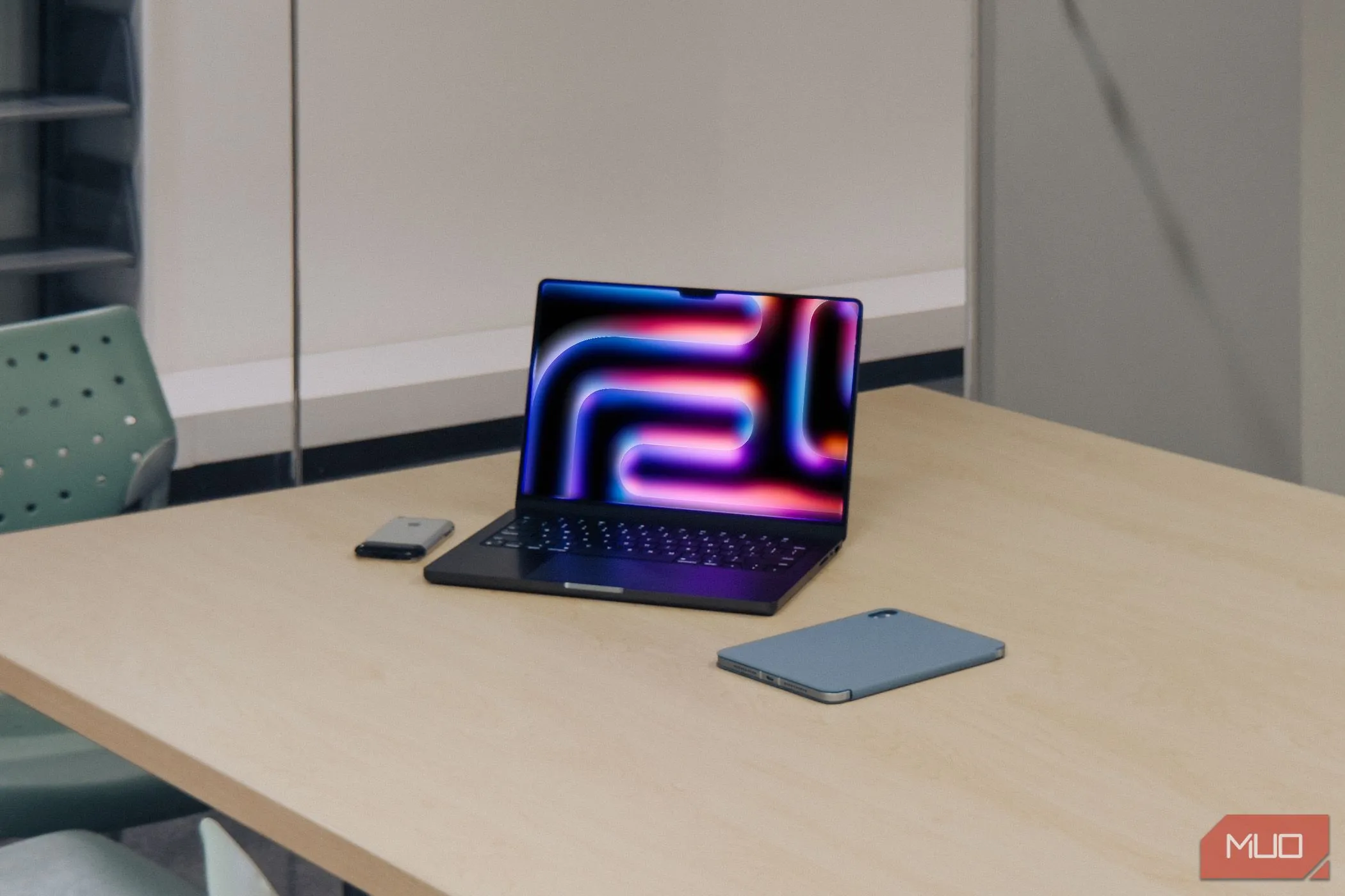 Mô hình hệ sinh thái Apple với MacBook Pro M4, iPad và iPhone 2G trên bàn gỗ