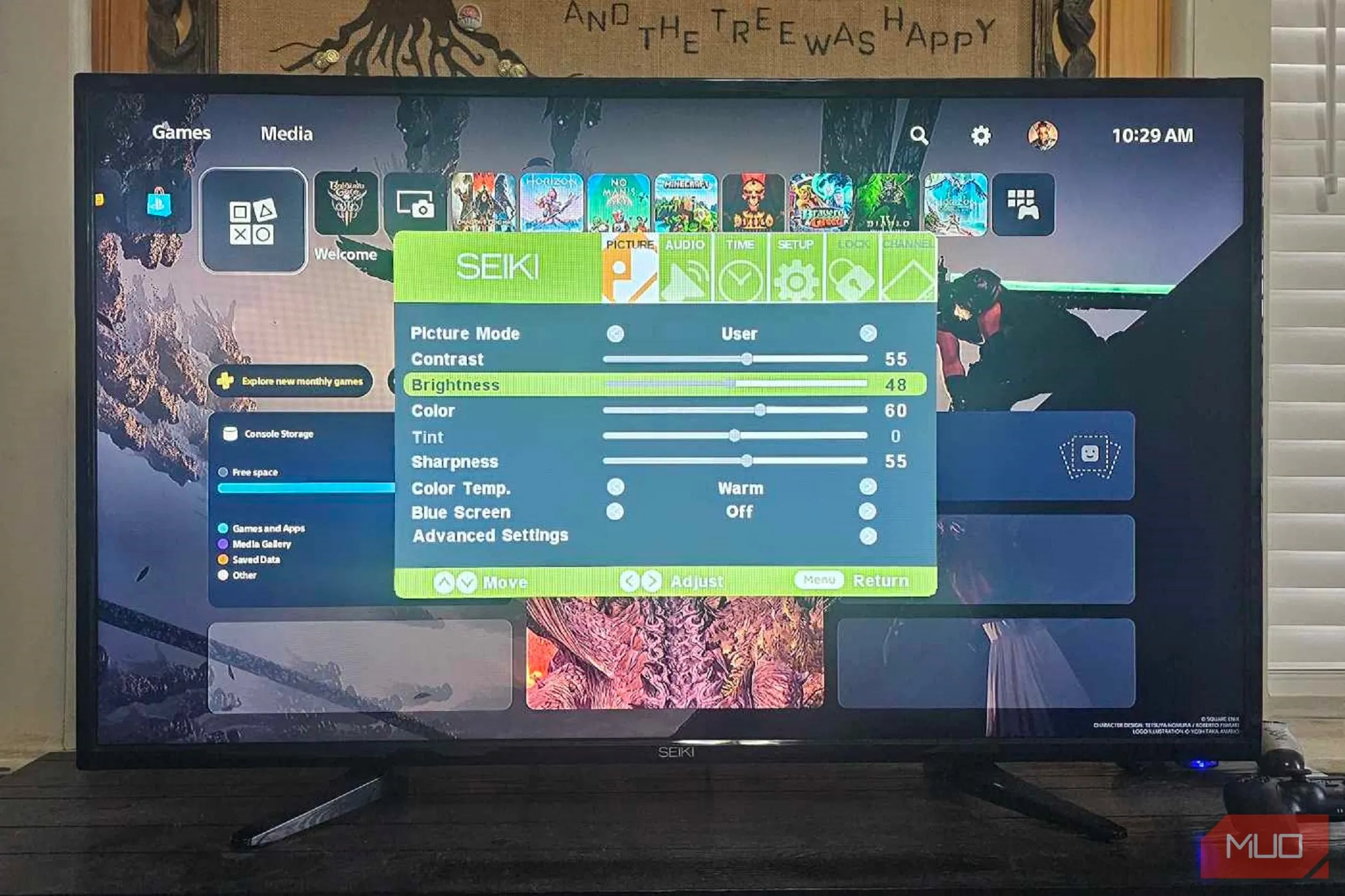 Một bàn tay đang điều chỉnh cài đặt độ sáng trên màn hình Smart TV, với giao diện cài đặt hiển thị các tùy chọn hình ảnh