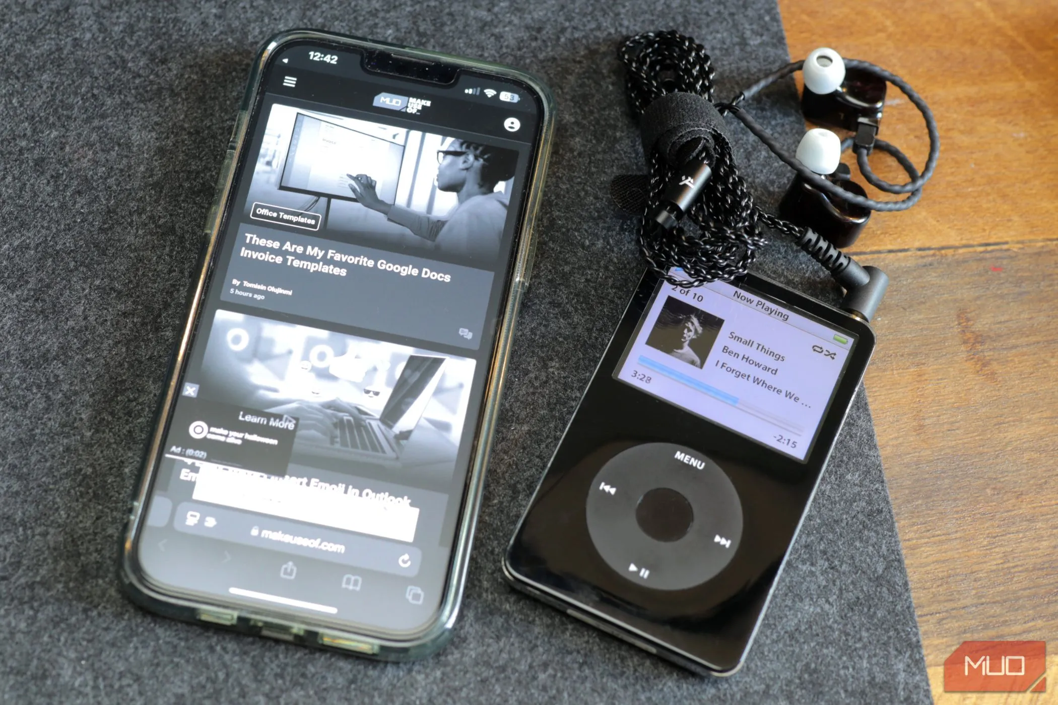 Một chiếc iPod đen và một chiếc iPhone 13 màu xám trên bàn