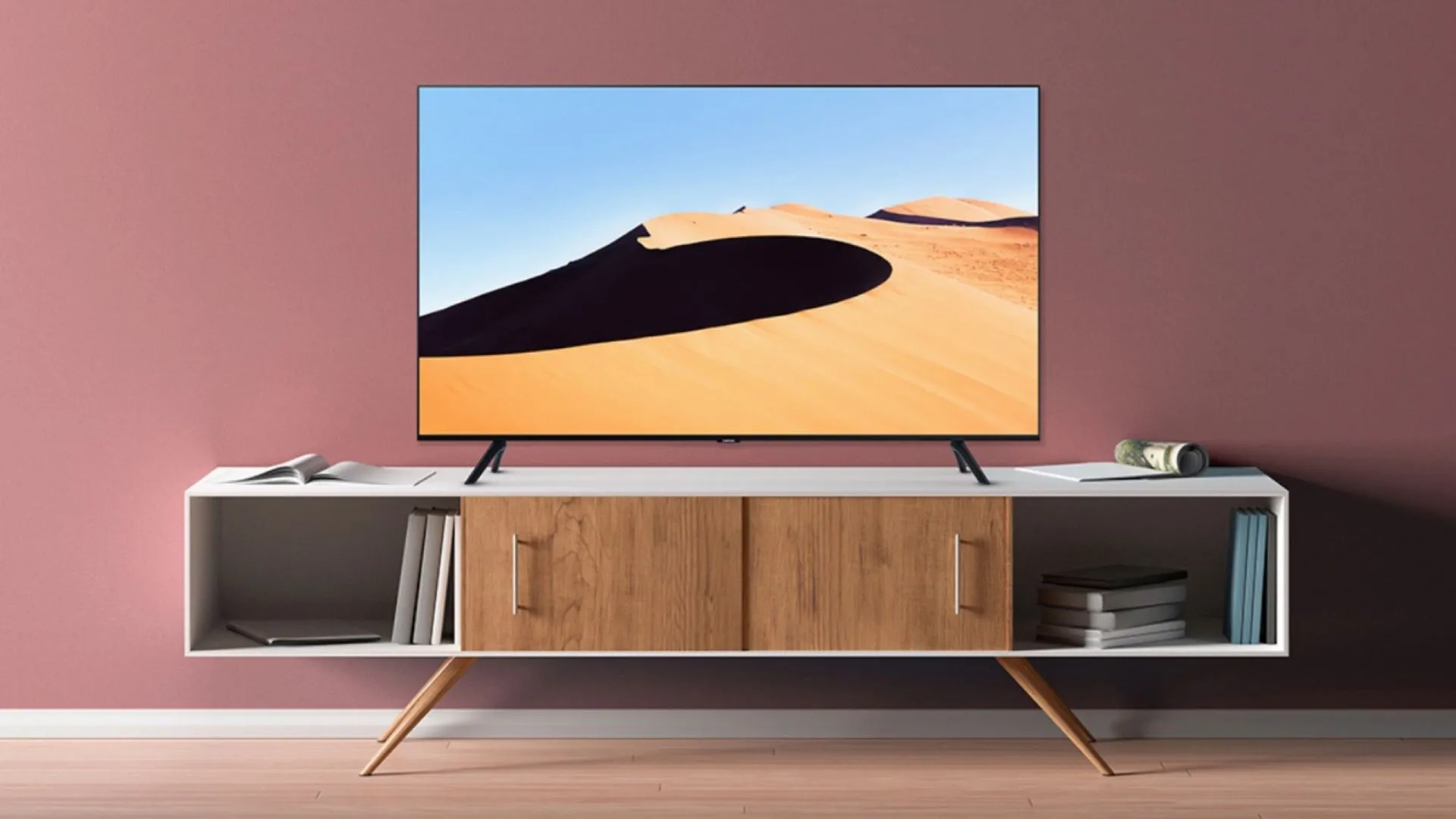 Một chiếc Smart TV Samsung được đặt trên kệ, minh họa cho TV thông minh tích hợp phần mềm