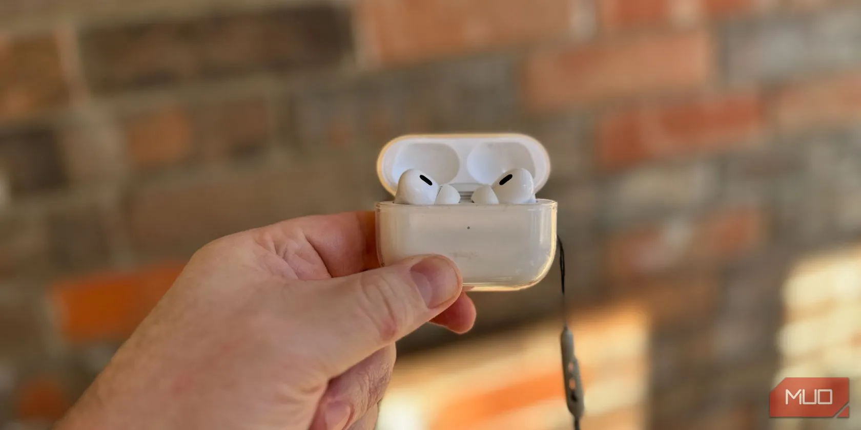 Một người cầm hộp sạc AirPods Pro, thể hiện tính di động và nhỏ gọn của sản phẩm.