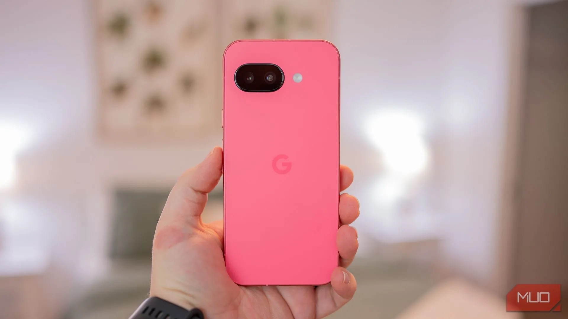 Một người đang cầm Google Pixel 9a khoe mặt lưng với thiết kế tối giản