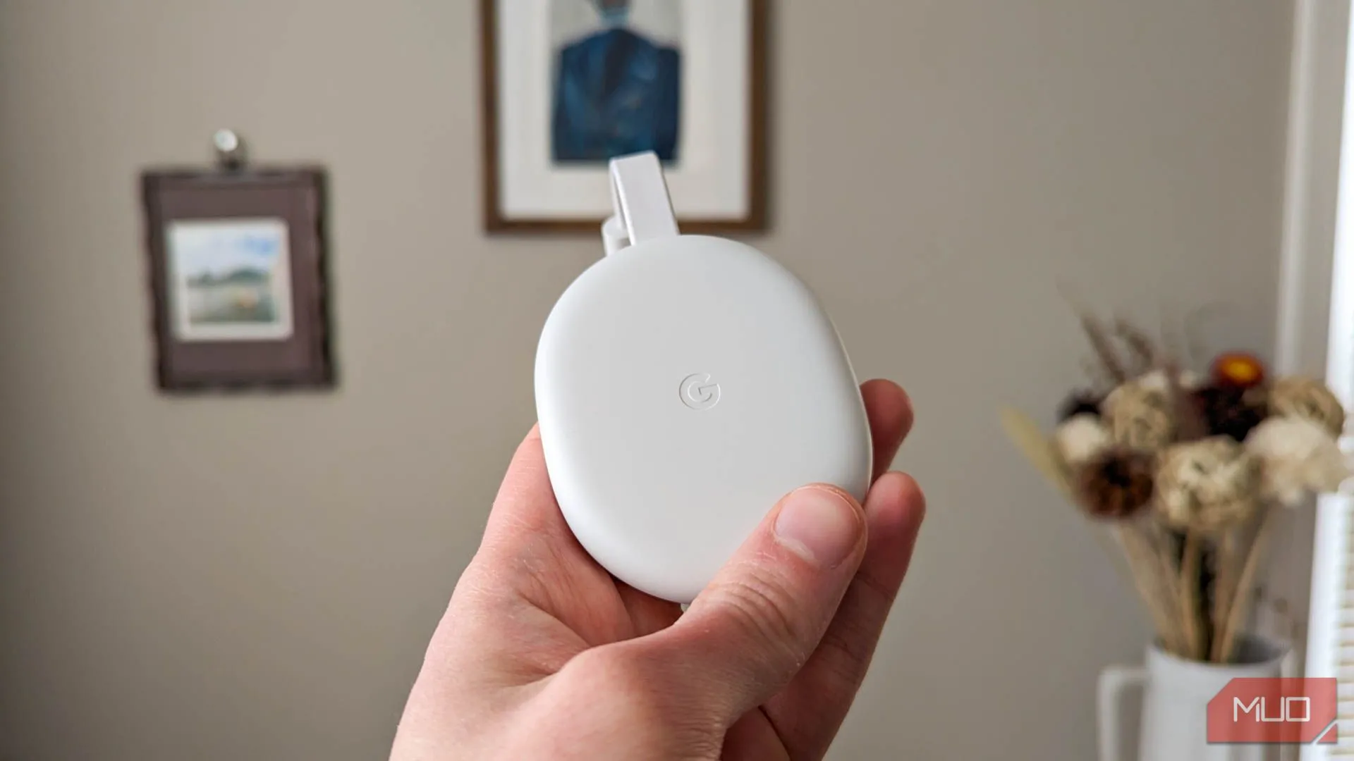 Một người đang cầm thiết bị Chromecast with Google TV 4K, minh họa giải pháp giải trí hiệu quả về chi phí