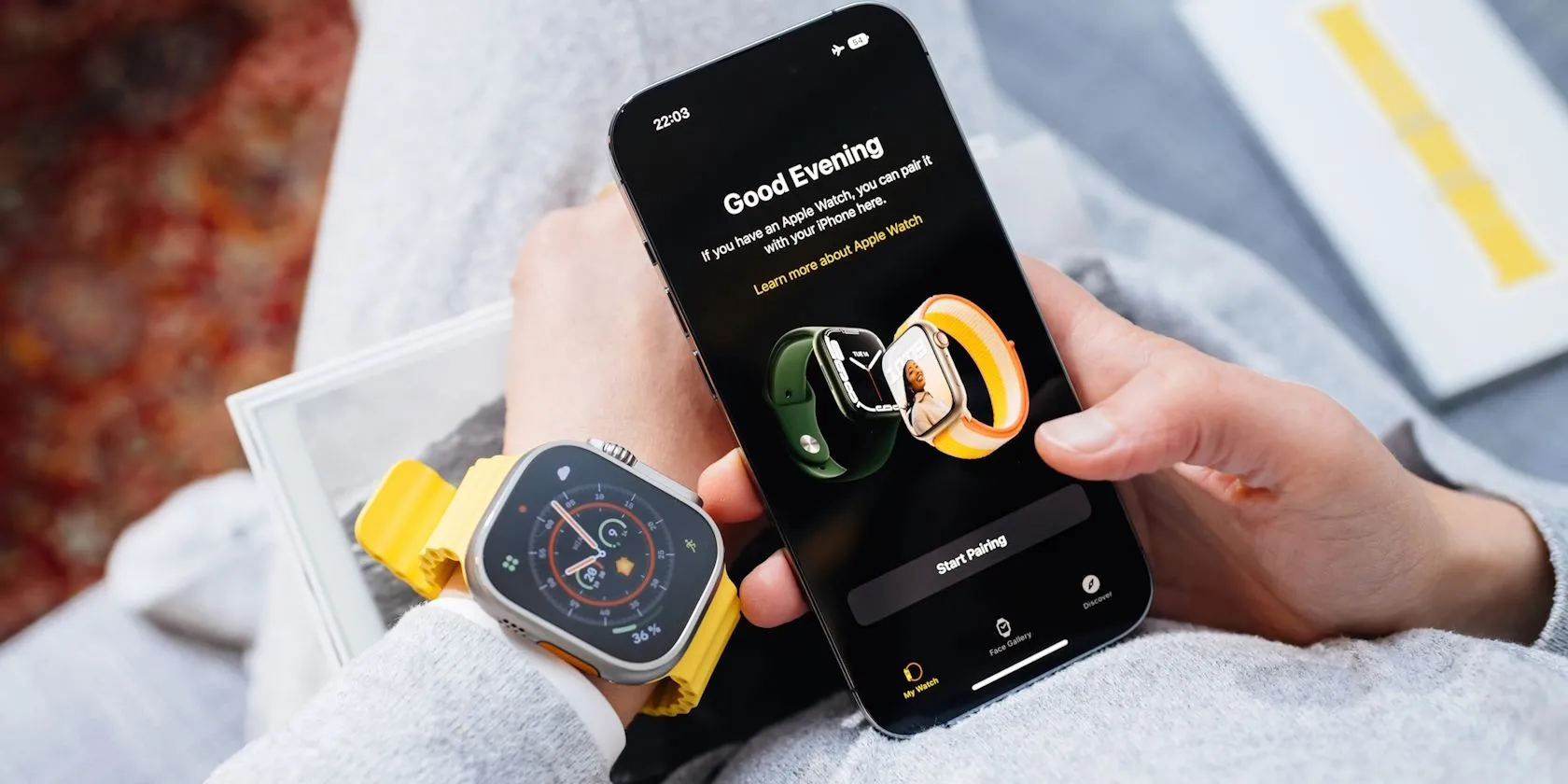Một người đang cố gắng ghép nối Apple Watch Ultra với iPhone của mình