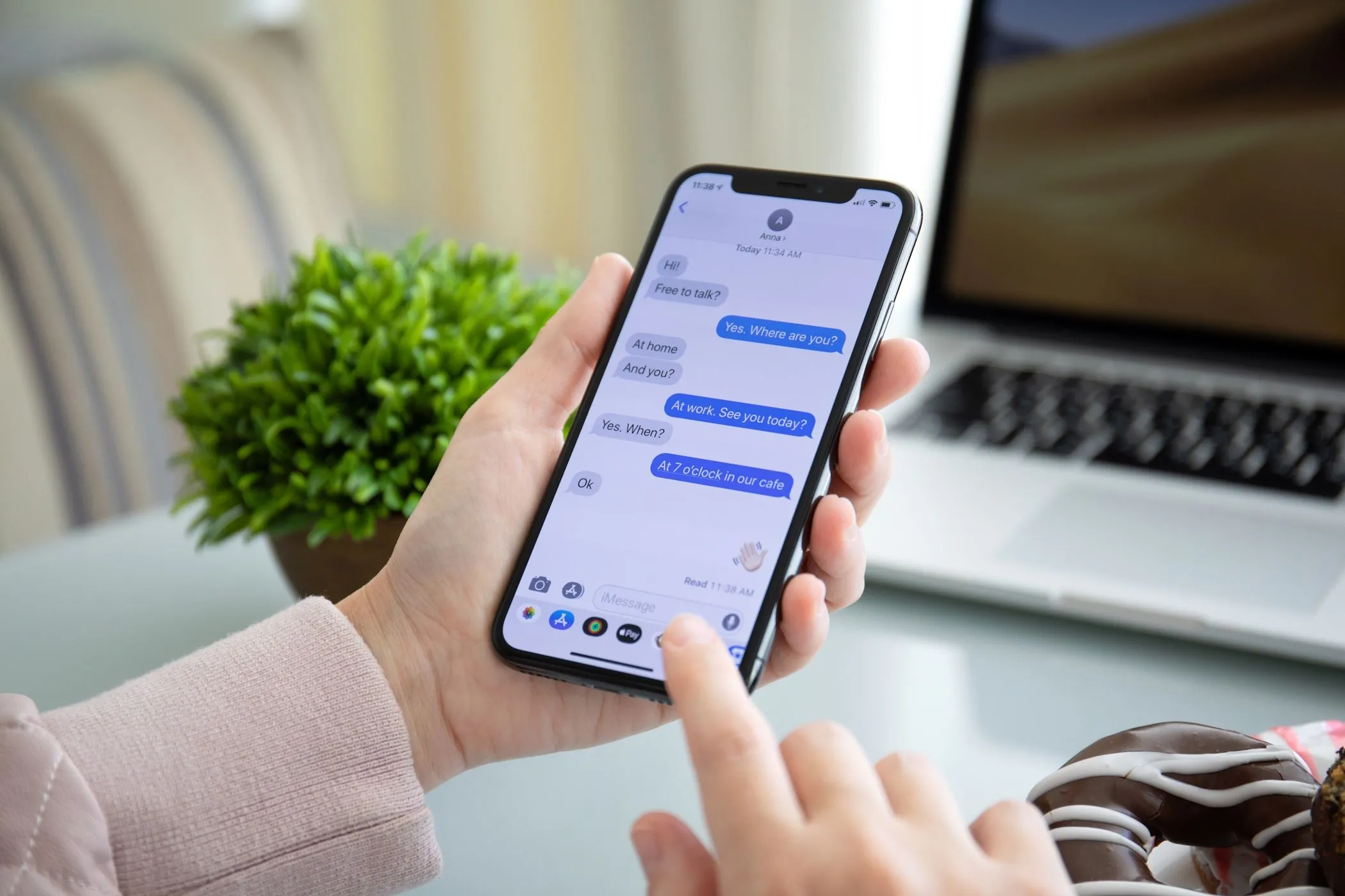 Một người phụ nữ đang sử dụng iMessage trên iPhone của mình, thể hiện trải nghiệm nhắn tin liền mạch trong hệ sinh thái Apple
