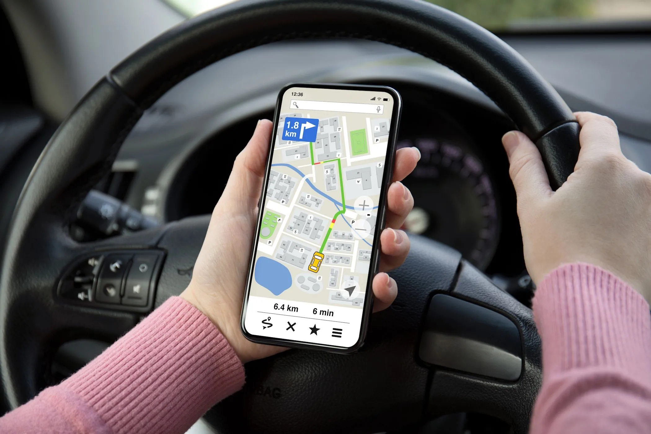 Một người phụ nữ sử dụng ứng dụng bản đồ trên điện thoại Android khi đang lái xe