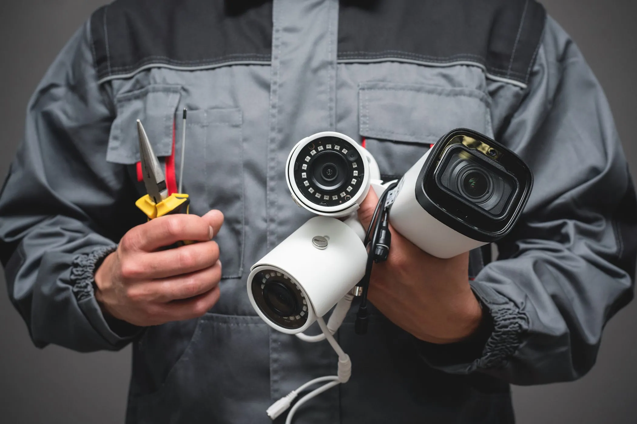 Người đàn ông cầm camera giám sát, tượng trưng cho việc Smart TV theo dõi và thu thập thông tin cá nhân của người dùng