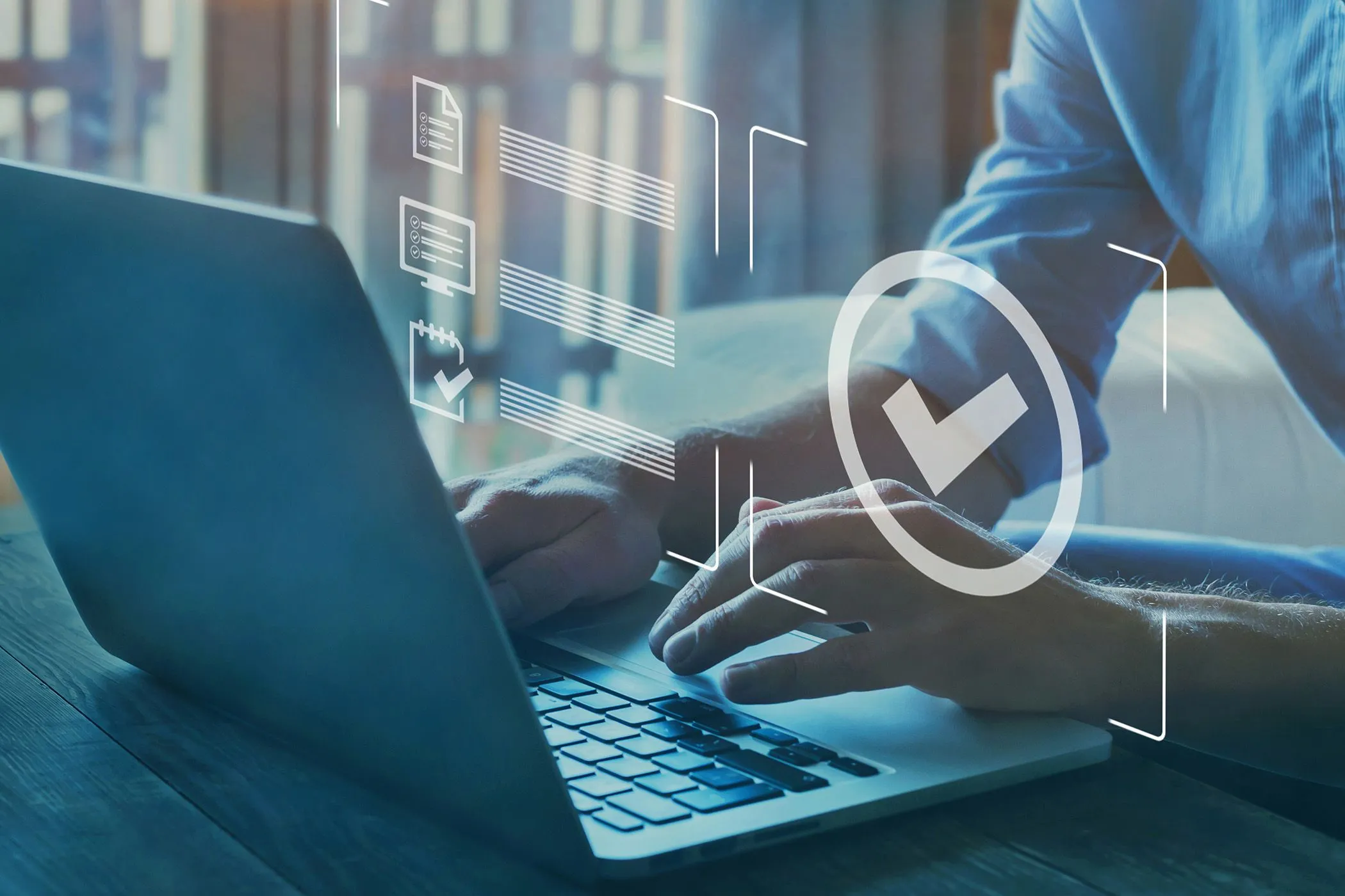 Người đàn ông sử dụng laptop với dấu kiểm trên màn hình, biểu thị hệ thống làm việc hiệu quả