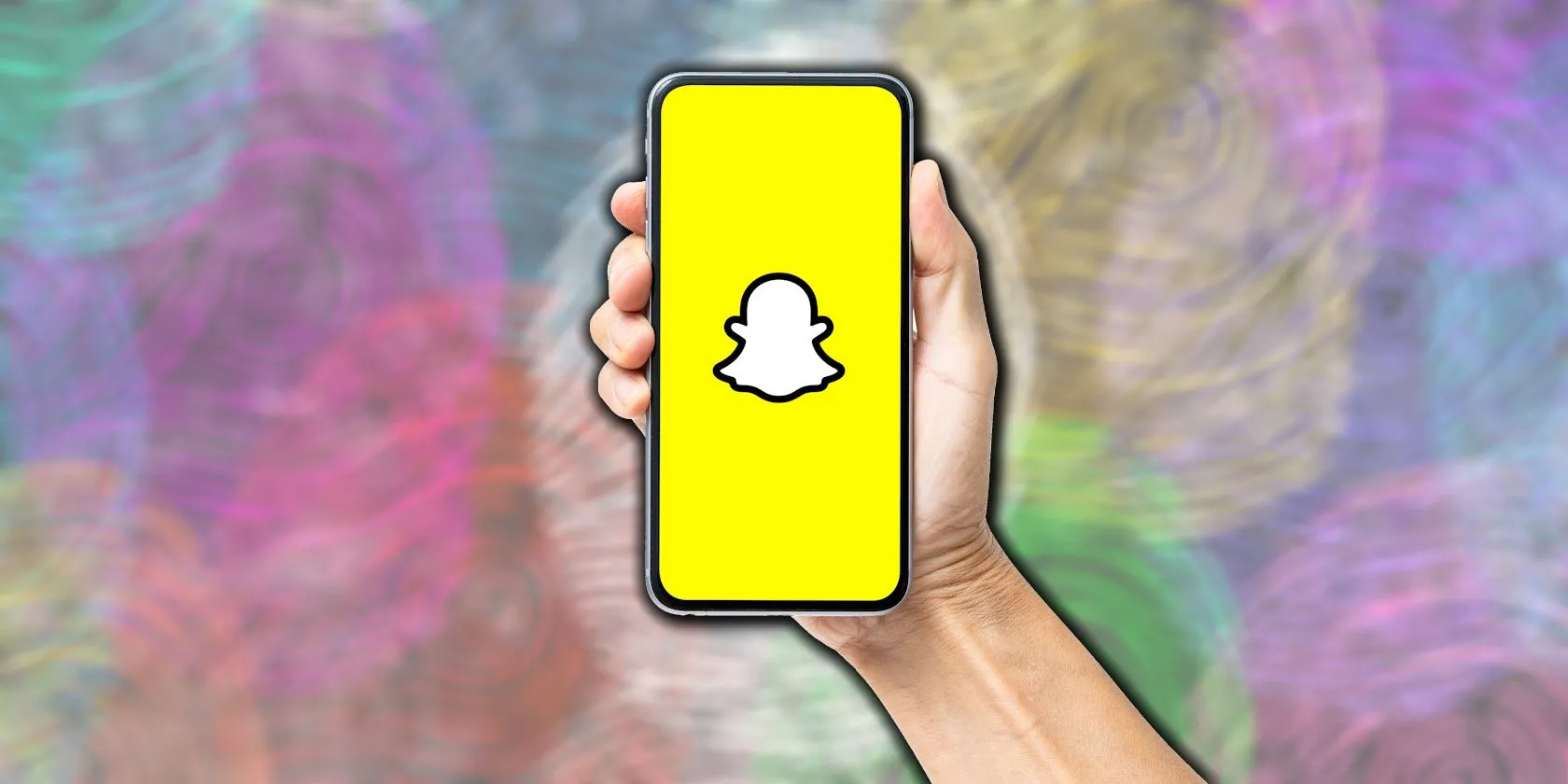 Người dùng cầm điện thoại hiển thị ứng dụng Snapchat, cho thấy khả năng thu thập dữ liệu người dùng của ứng dụng nhắn tin ảnh