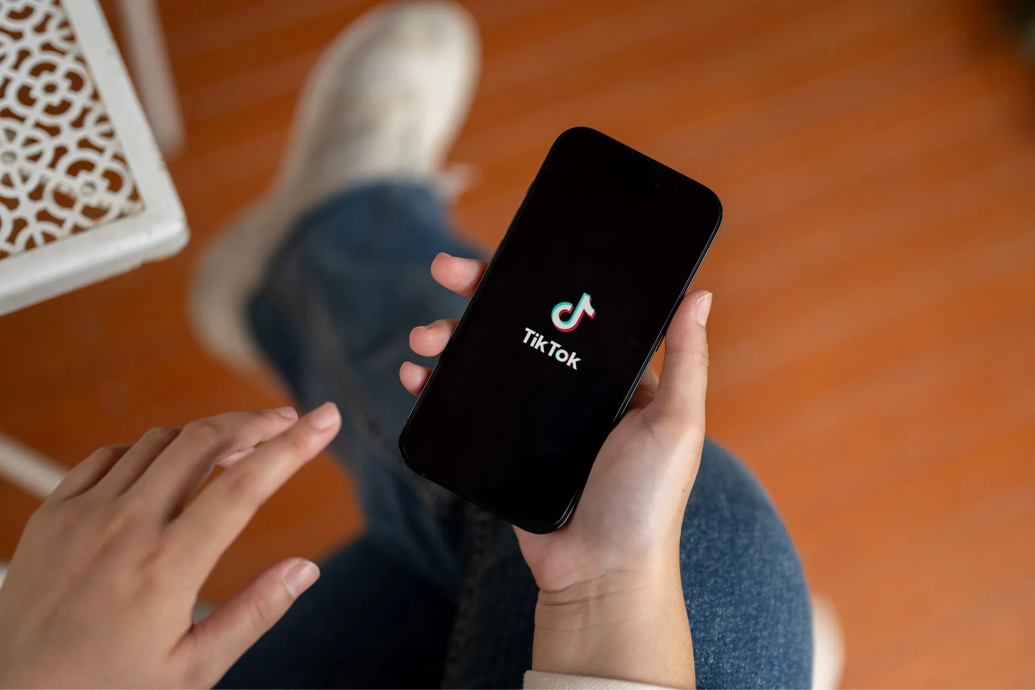 Người dùng cầm điện thoại hiển thị ứng dụng TikTok, minh họa nguy cơ lộ dữ liệu cá nhân trên nền tảng mạng xã hội này