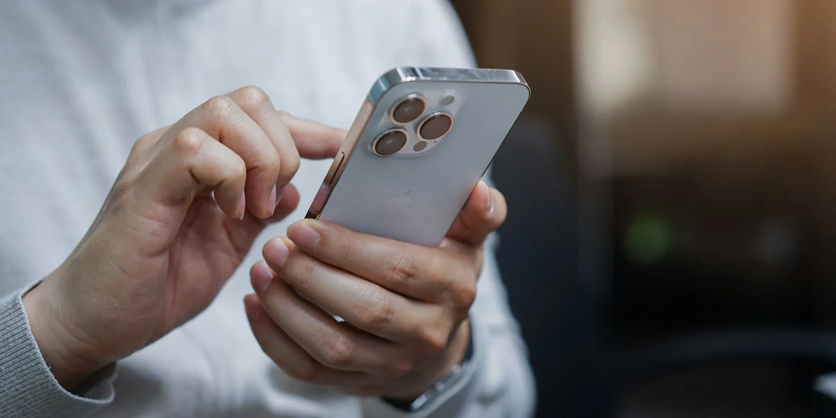 Người dùng đang chạm vào màn hình iPhone 13 Pro Max