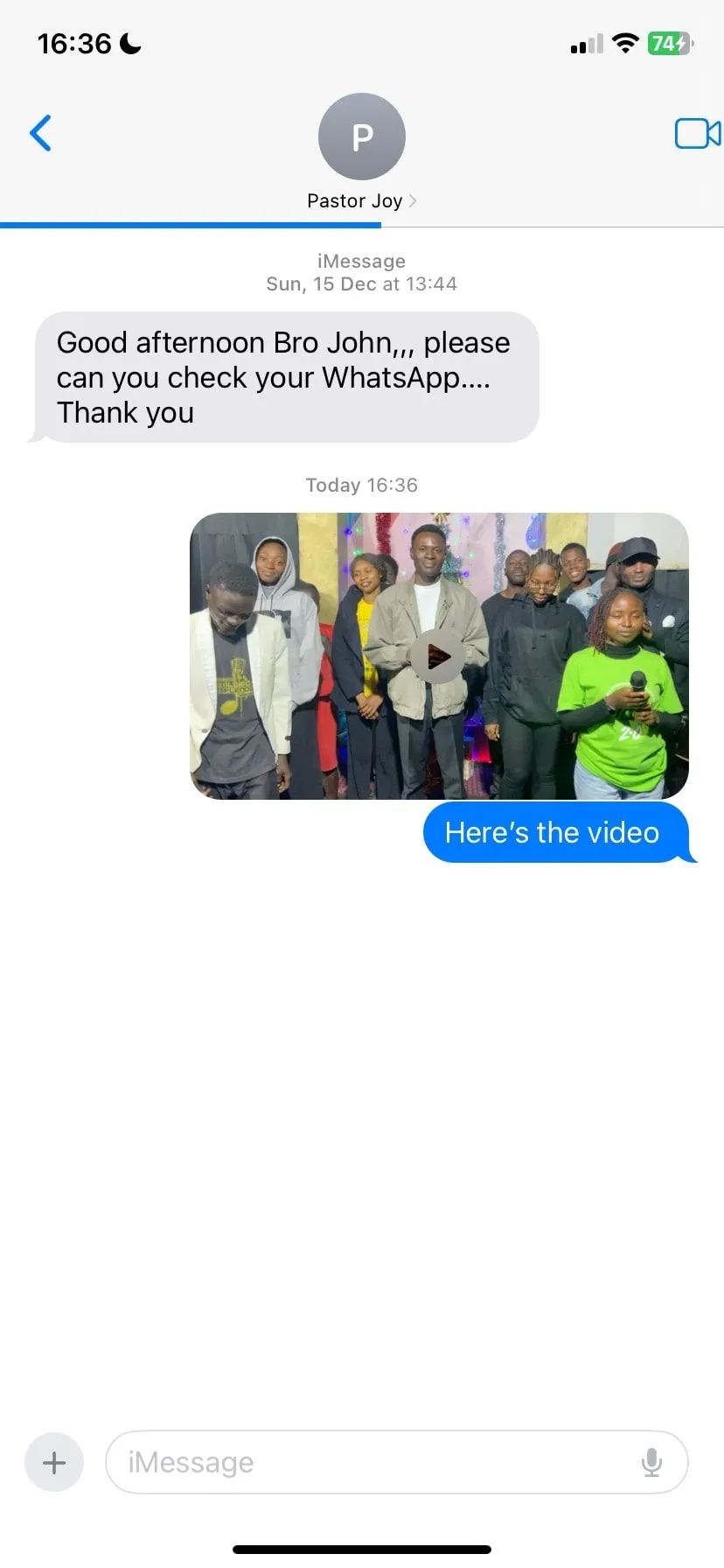 Người dùng đang gửi một video trong cuộc trò chuyện iMessage, minh họa hạn chế nén video mặc định