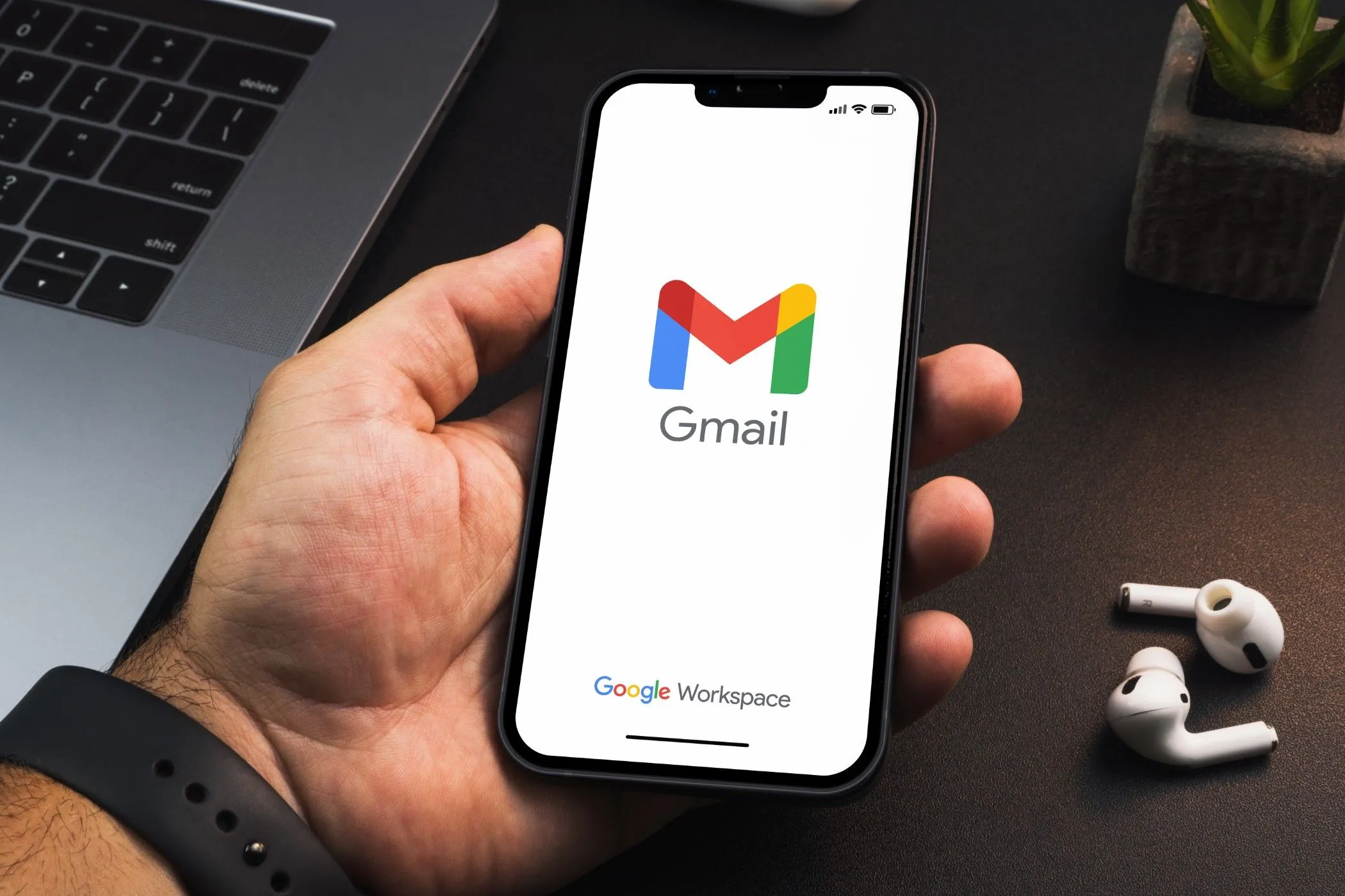 Người dùng đang kiểm tra tài khoản Gmail trên điện thoại