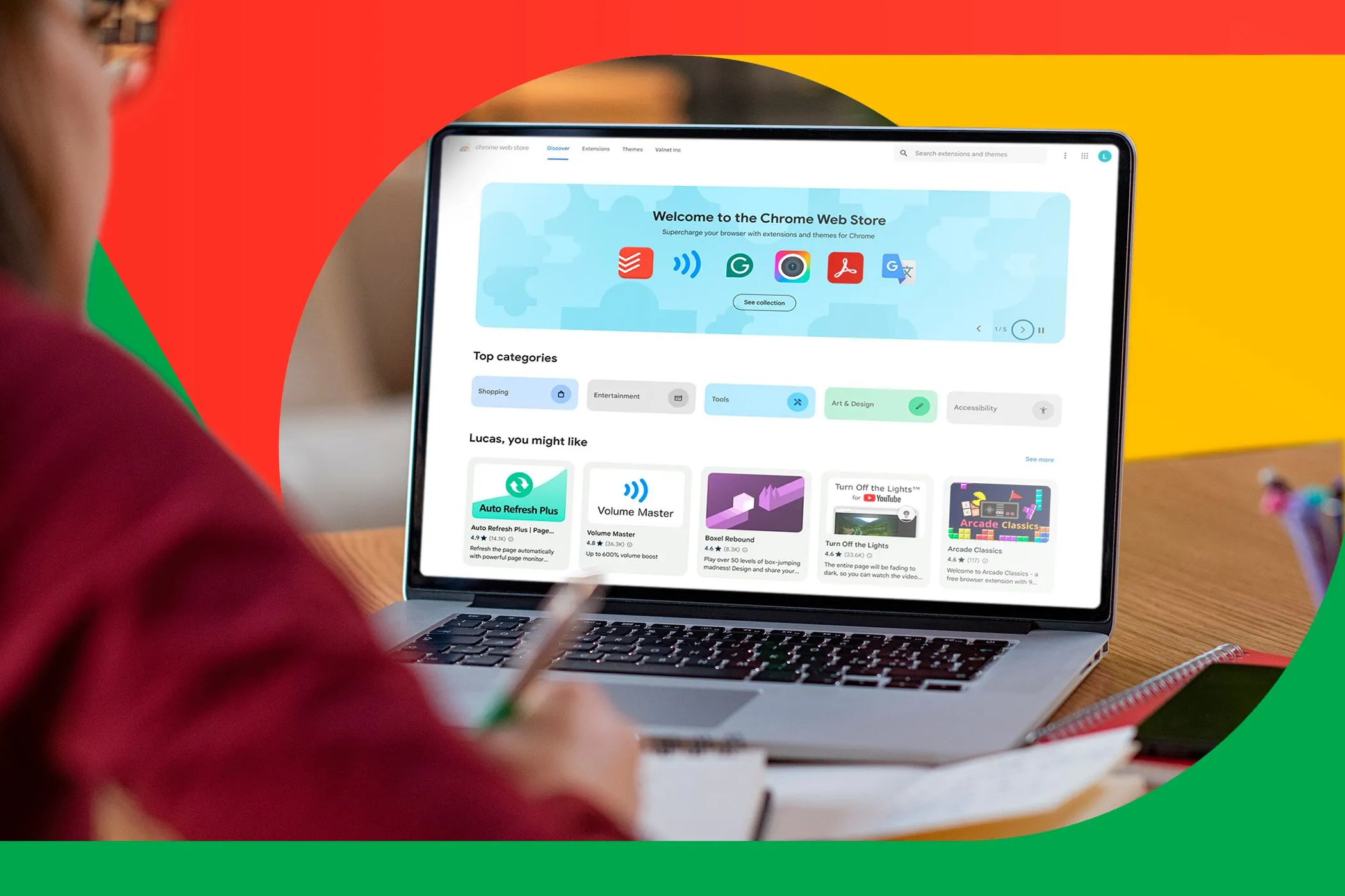 Người dùng đang làm việc trên laptop với Chrome Web Store mở, minh họa lợi ích của tiện ích mở rộng