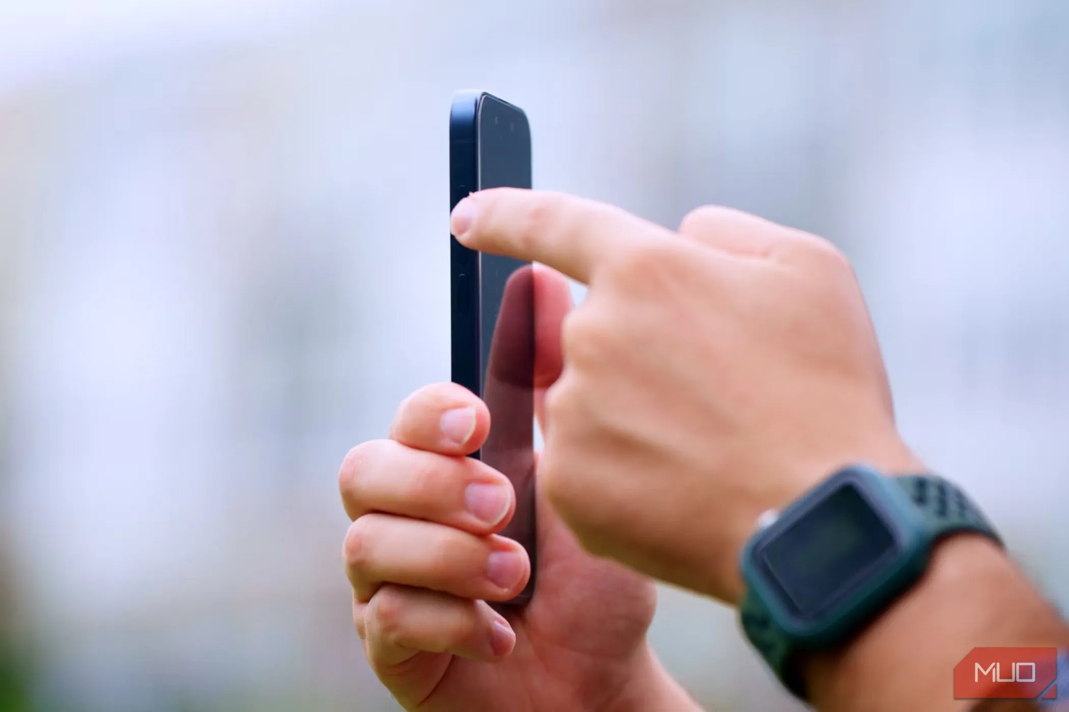 Người dùng đang nhấn Nút Hành Động (Action Button) trên iPhone 15 Pro, minh họa khả năng tùy chỉnh chức năng tiện lợi