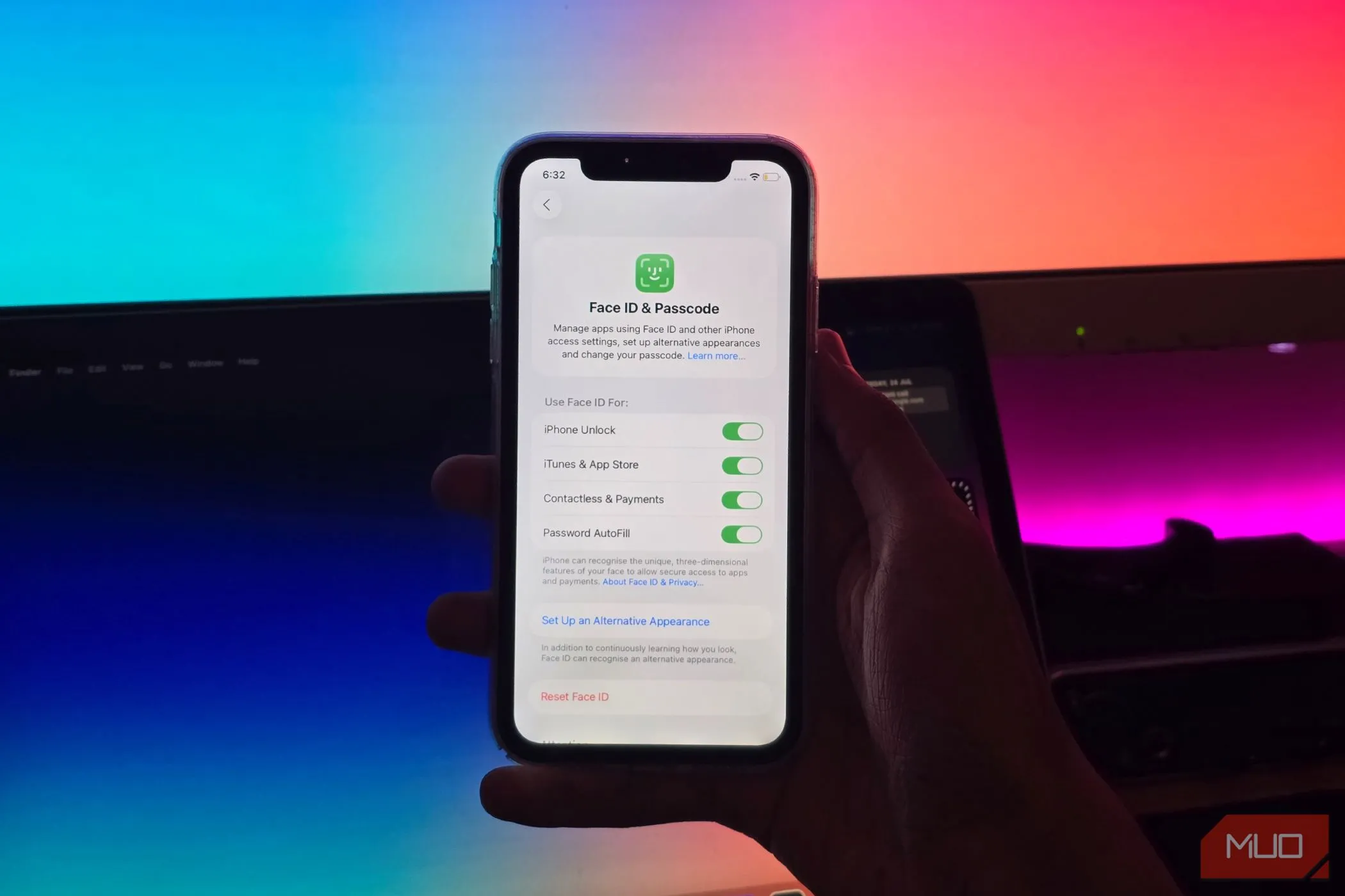 Người dùng đang thao tác trong cài đặt Face ID &amp; Mật mã trên iPhone