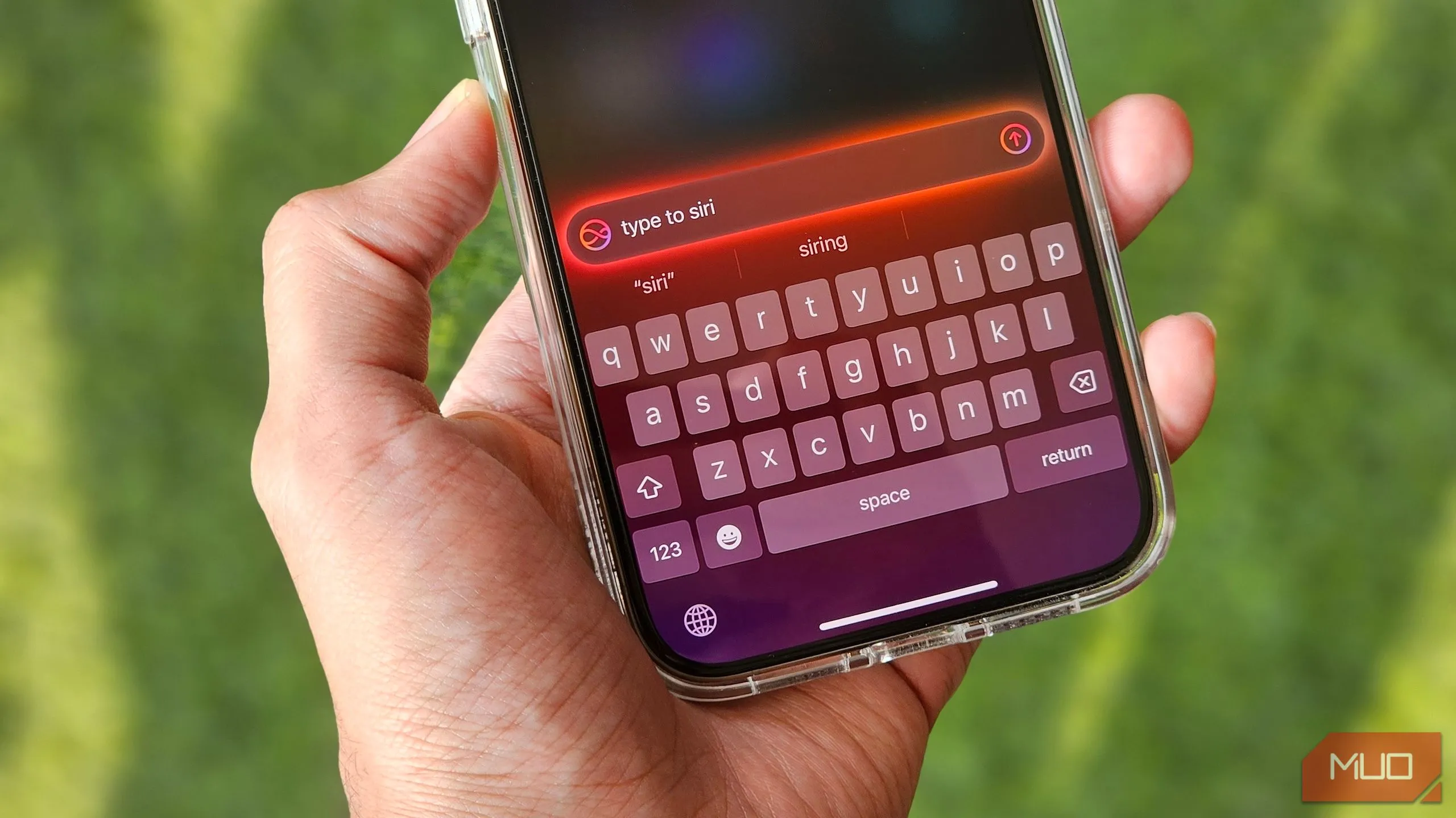 Người dùng đang thao tác với Siri trên iPhone bằng cách gõ văn bản, minh họa cho các tính năng Siri còn đang phát triển