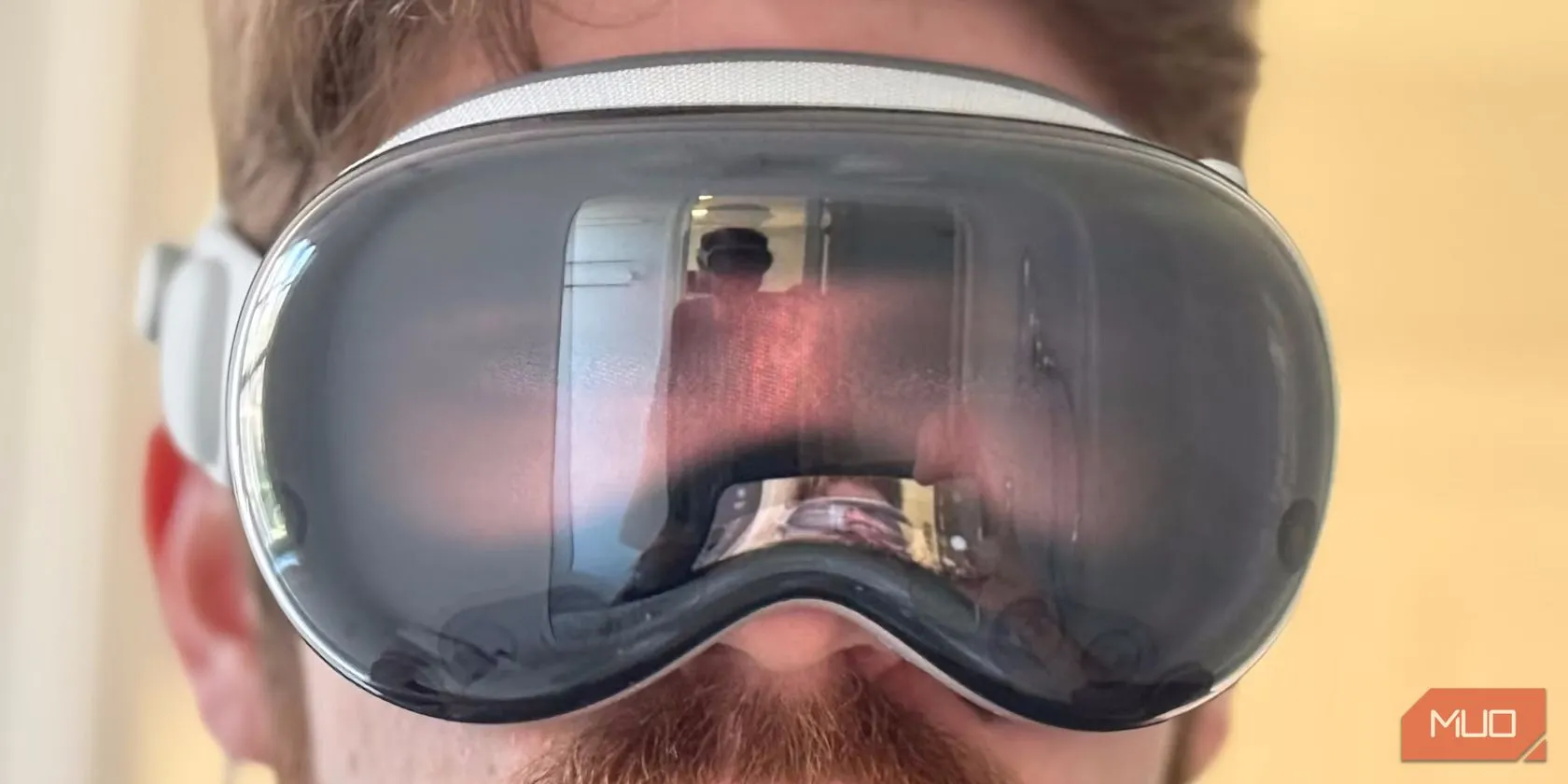 Người dùng đeo kính Apple Vision Pro để trải nghiệm công nghệ.