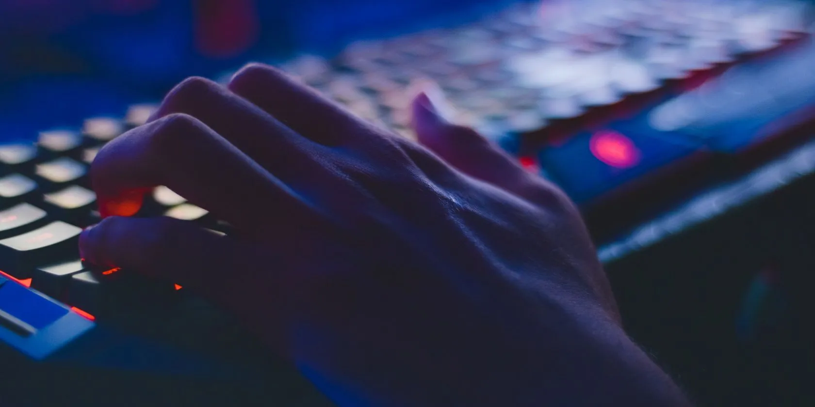 Người dùng gõ máy tính trong bóng tối thể hiện sự ẩn danh khi truy cập dark web