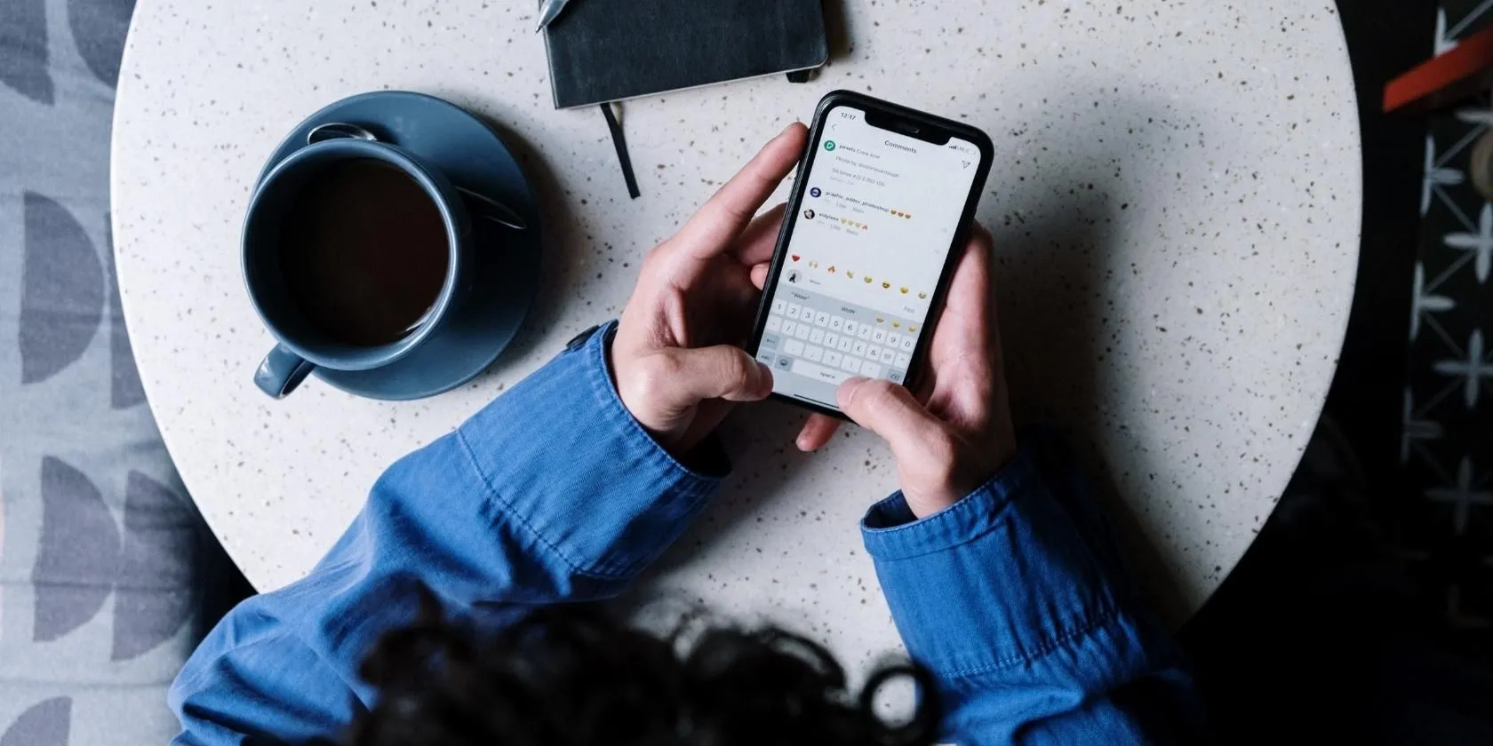 Người dùng iPhone đăng bình luận với gợi ý biểu tượng cảm xúc.