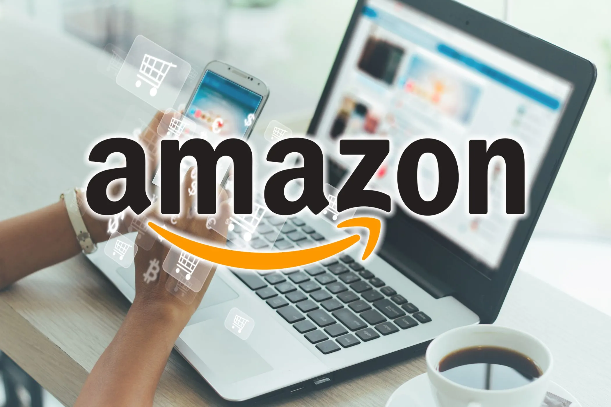 Người phụ nữ mua sắm trên laptop với logo Amazon, thể hiện việc ứng dụng Amazon và Prime Video thu thập lịch sử mua hàng và xem phim