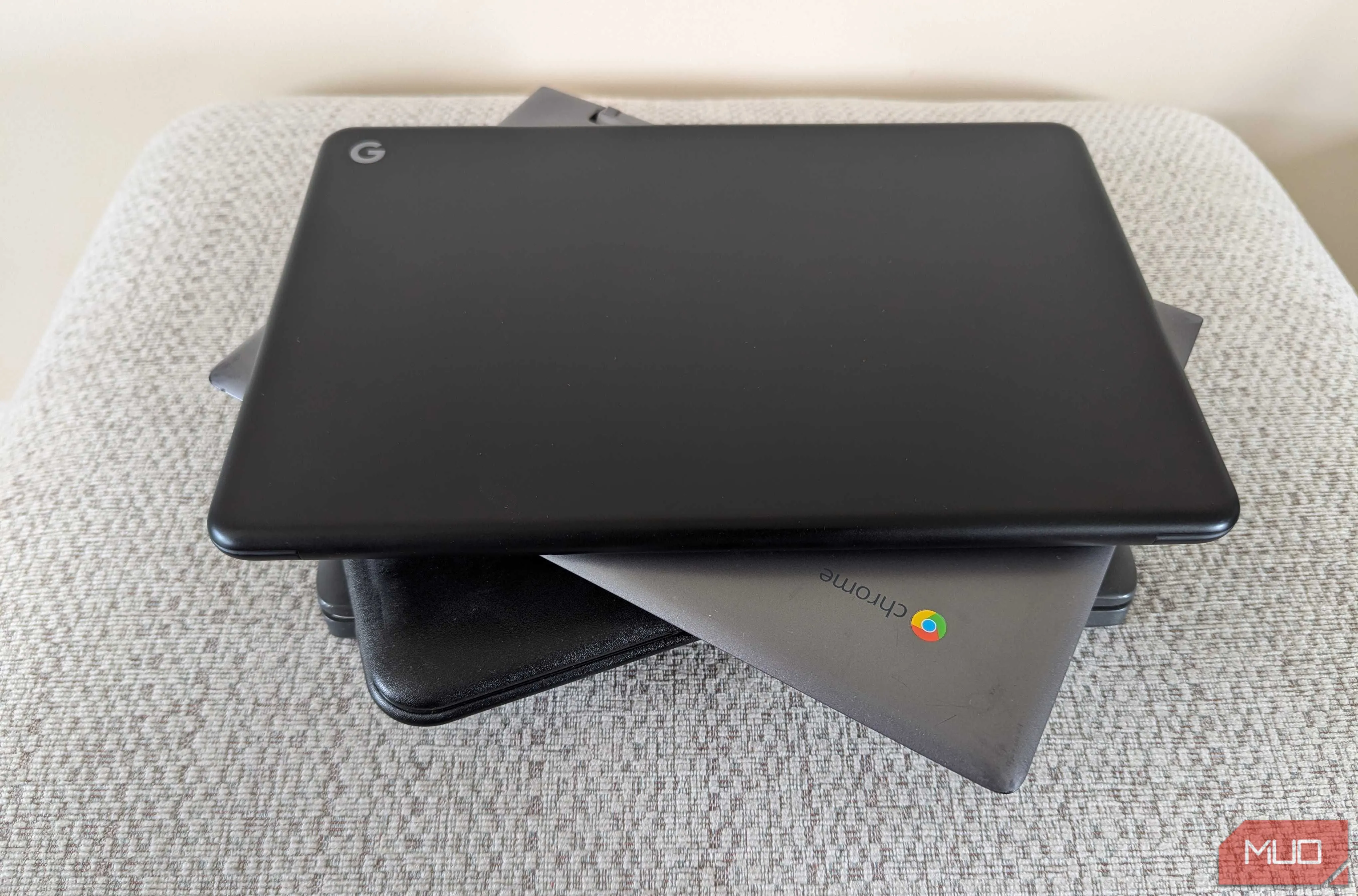 Nhiều chiếc Chromebook xếp chồng lên nhau trên ghế đẩu, tượng trưng cho tính di động và giá cả phải chăng của ChromeOS