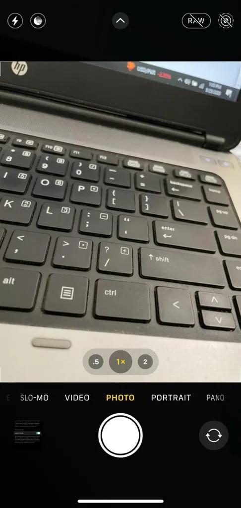 Nút kích hoạt định dạng RAW trong ứng dụng Camera iPhone