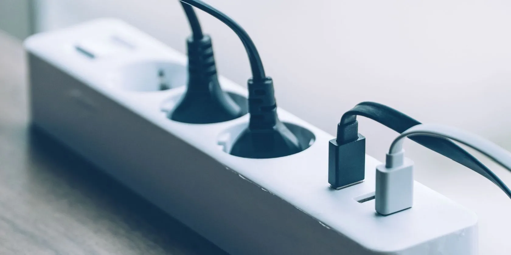 Ổ cắm điện thông minh với hai phích cắm và hai cáp USB