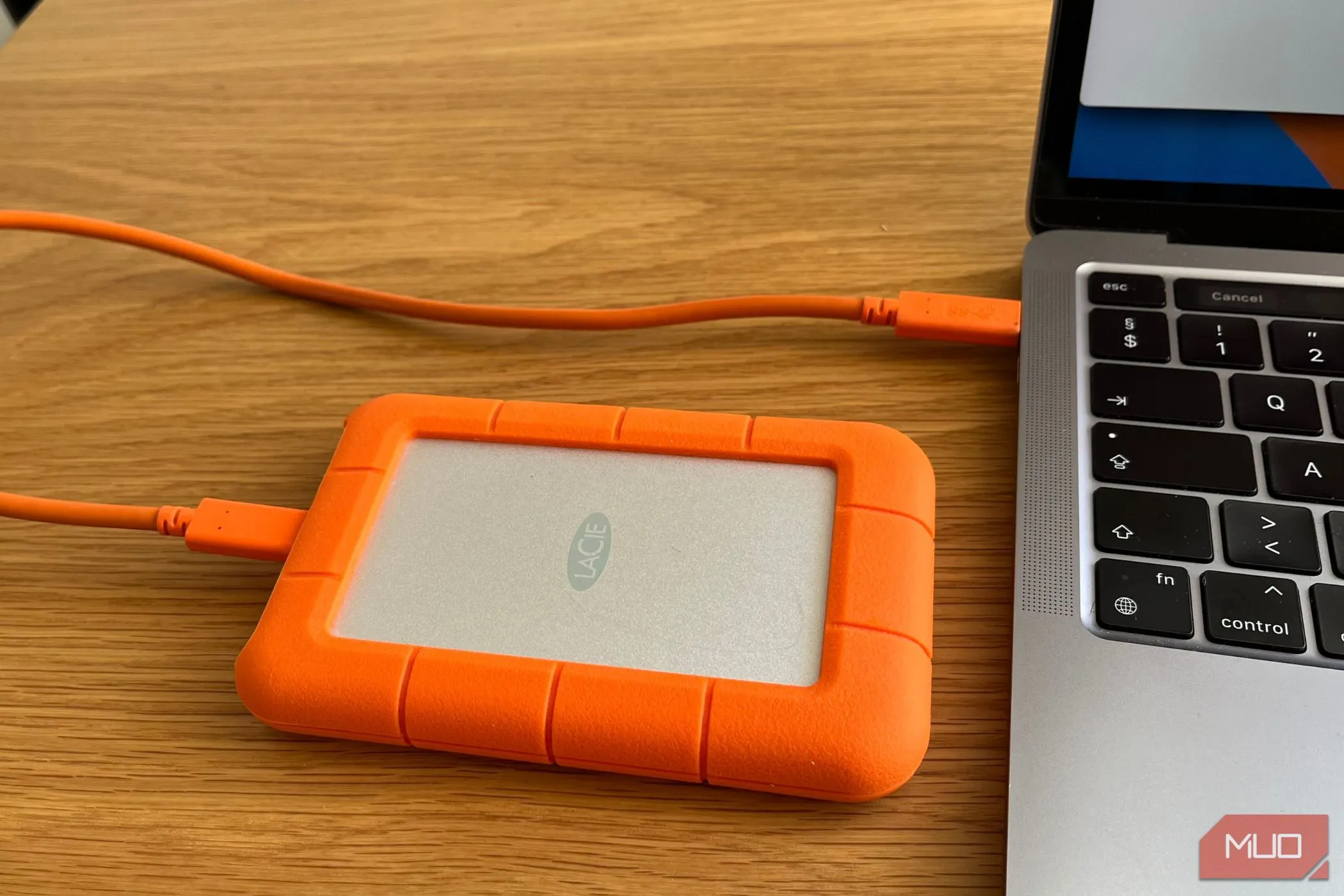 Ổ cứng ngoài được cắm vào cổng USB của máy tính để sao lưu dữ liệu quan trọng.