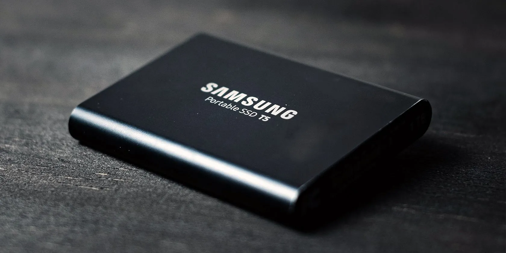 Ổ cứng SSD di động Samsung T5 trên bàn làm việc