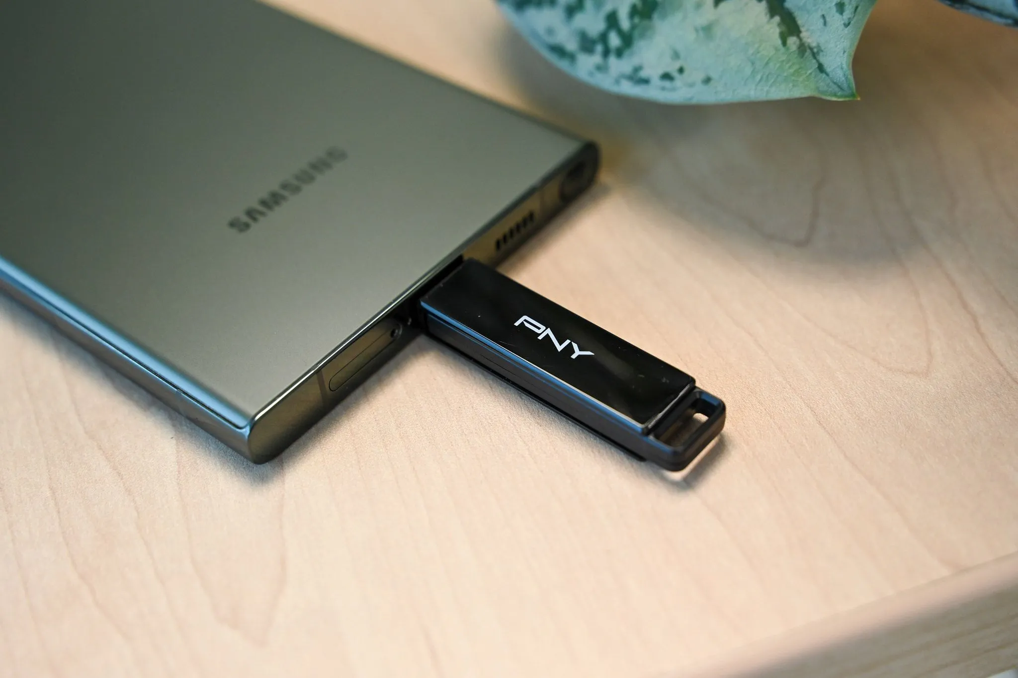 Ổ đĩa flash PNY Elite X Type C được cắm vào cổng USB-C của điện thoại Samsung để mở rộng bộ nhớ và truyền dữ liệu
