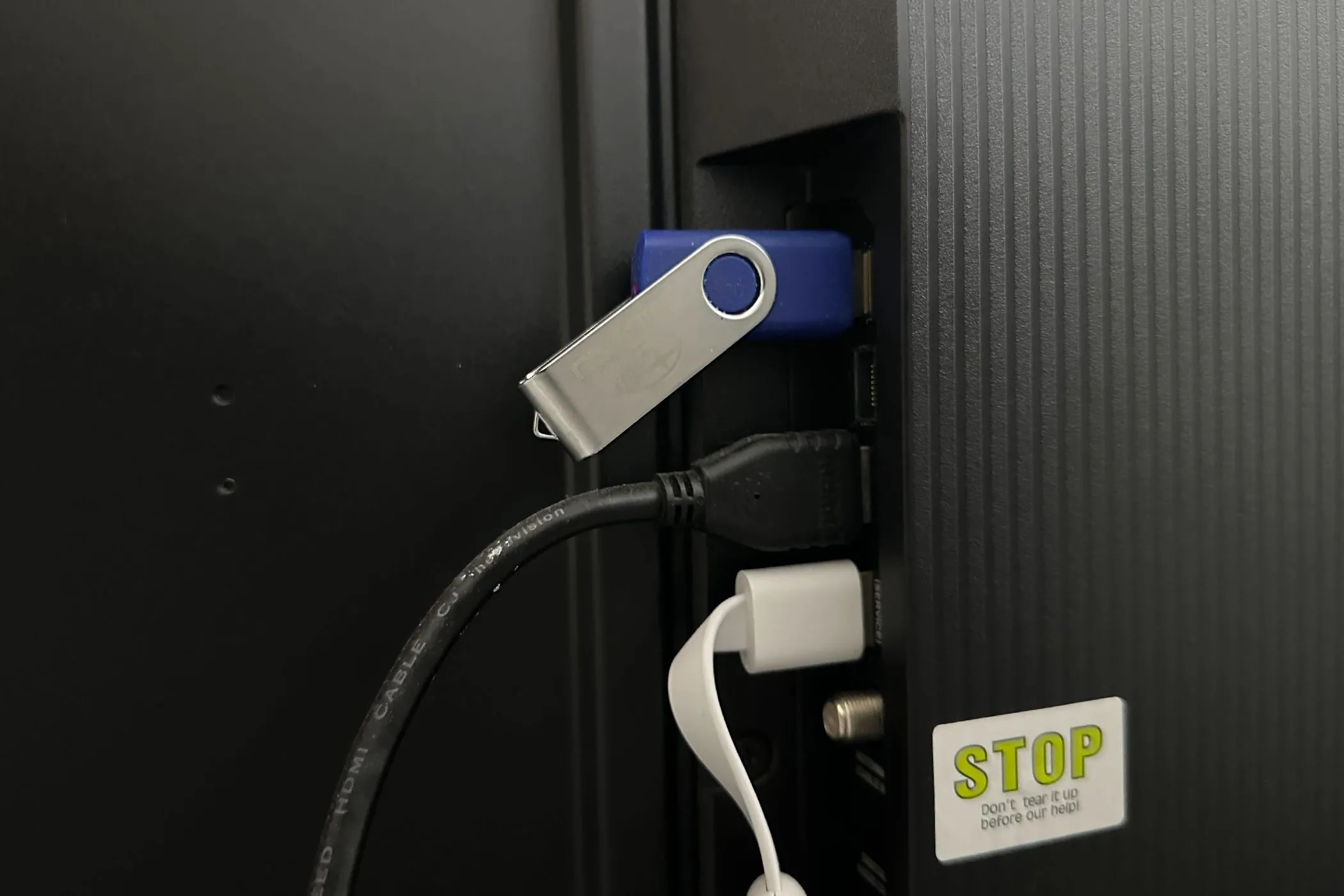 Ổ đĩa USB chứa video được gắn vào cổng USB của TV thông minh.