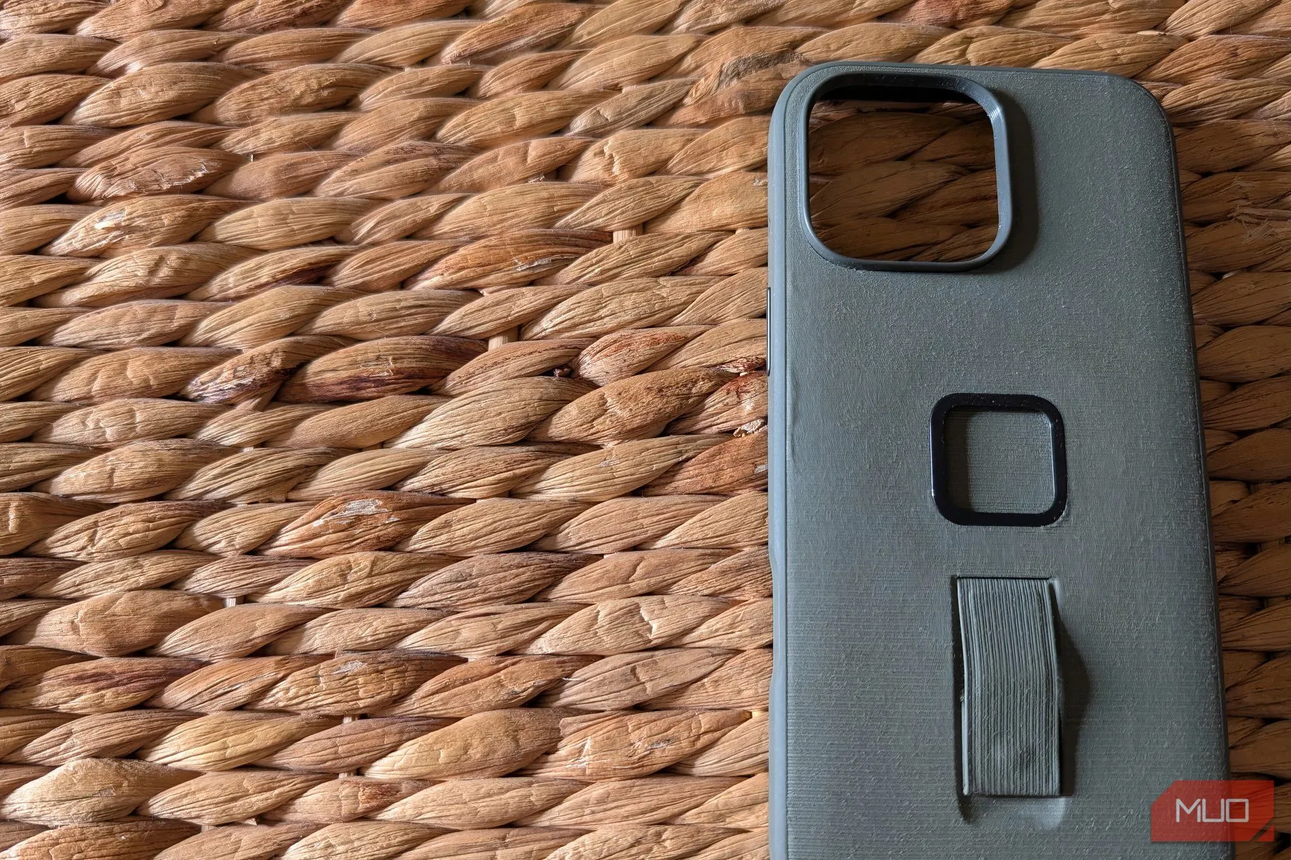 Ốp lưng iPhone chuyên dụng với thiết kế gồ ghề