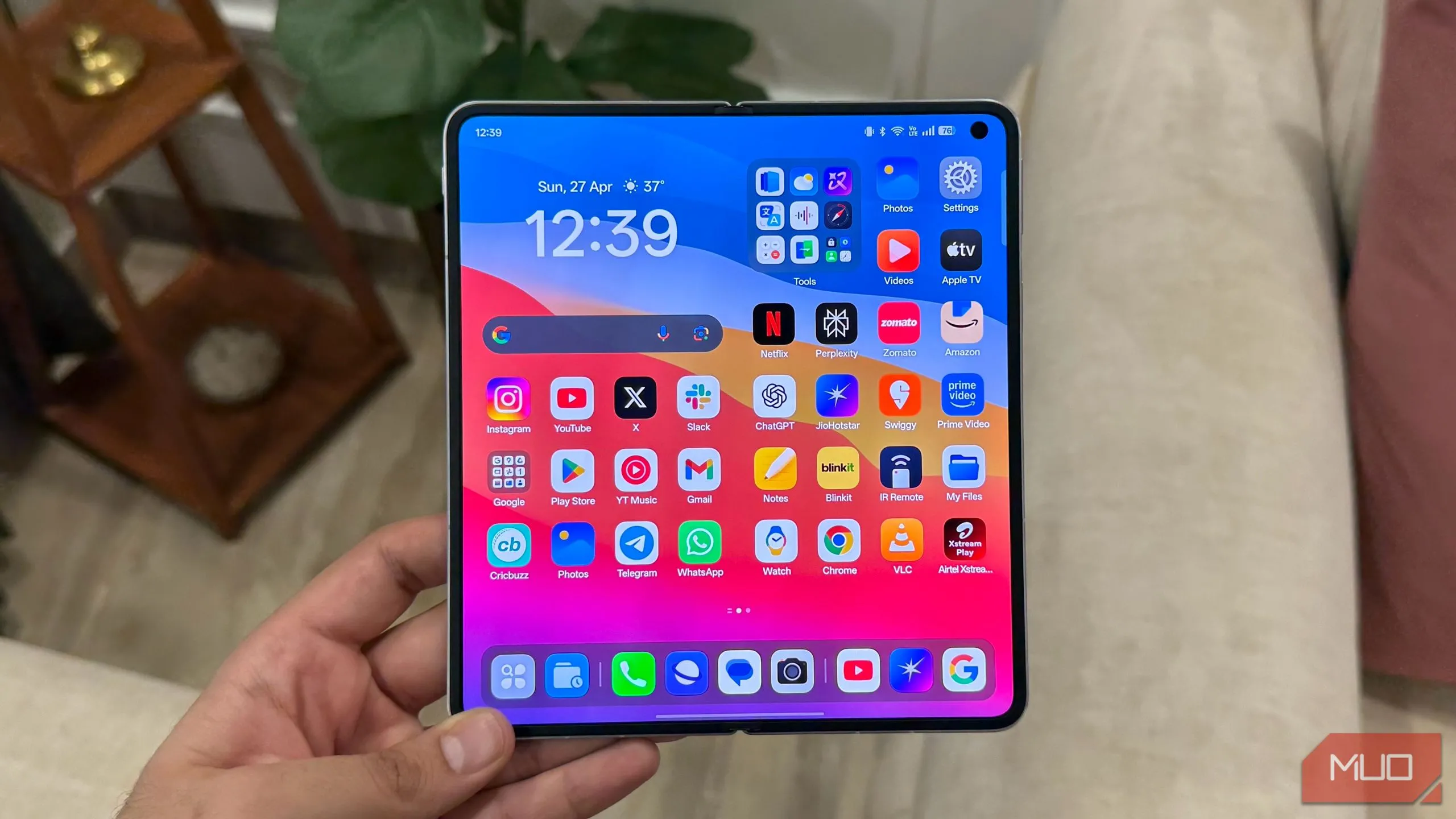 Oppo Find N5 đang được cầm trên tay ở trạng thái mở hoàn toàn, màn hình gập lớn hiển thị giao diện người dùng, mang lại trải nghiệm cầm nắm thoải mái và hình ảnh sống động.