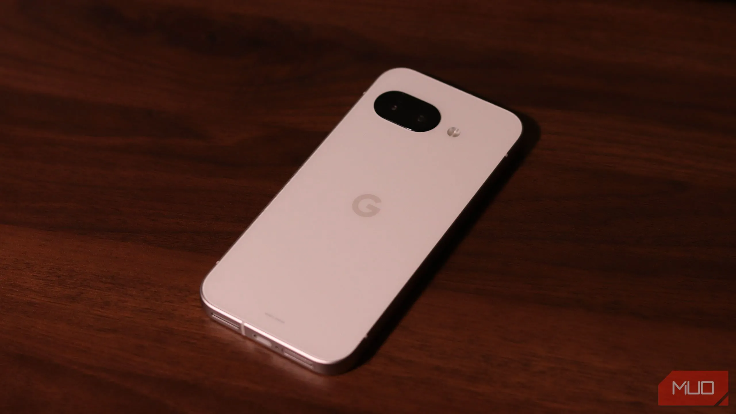 Pixel 9a trên bề mặt gỗ